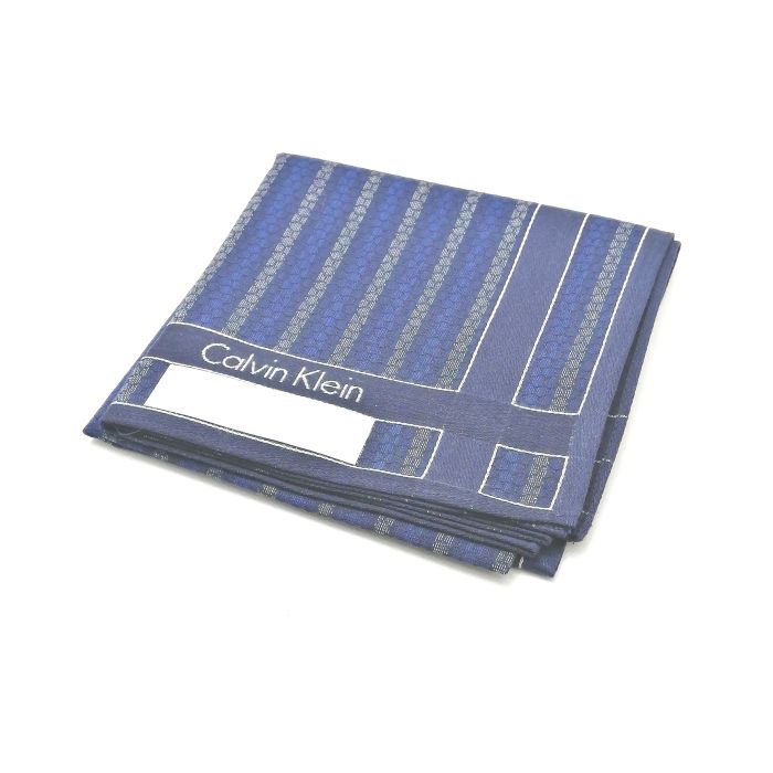商品情報素材/カラー綿/ネイビー系サイズ/寸法縦x横…約49x50（センチ）※多少の誤差はご了承下さいませ。ランクN下記をご参照くださいませ。商品説明※未使用品のみの販売となりますが、納品時の折り畳み方がそれぞれ異なります。納品時の状態での発送となり、畳みシワがありますことをご理解、ご了承の程、宜しくお願い致します。※付属品はつきません。ご了承くださいませ。注意※洗濯は、お近くのクリーニング専門店を推奨します。※当店は、ラッピングサービスは行っておりません。予めご了承くださいませ。※配送日時指定はできません。●お急ぎの場合は、宅急便（別途送料がかかります）も受け付けております。●代金引換も承っております。（別途、送料と代金引換手数料がかかります）※ご購入の前に、お問い合わせ欄より宅急便を希望の旨、ご連絡くださいます様、宜しくお願い致します。会社概要の、返品・中古品に関しましてを必ずご確認頂き、ご注文頂きます様、お願い致します。ランク表N…未使用品S…数回程度の使用で、汚れ等がない極美品SA…使用感・汚れが少なく、綺麗なお品A…使用感・汚れ・小キズは若干ありますが、状態良好なお品AB…多少、使用感・汚れはありますが、通常使用には問題ないお品B…使用感・汚れはありますが、通常使用には問題ないお品BC…使用感が多くみられる商品ですが、ご使用には問題の無いお品C…かなり使用感・汚れがあり、場合によっては、お直しが必要なお品J…難有のお品（ジャンク品）メール便対応OK【売れ筋】【大処分】【未使用ハンカチ】CalvinKleinカルバンクラインハンカチ【ネイビー系】 バーバリーのハンカチも続々展開中♪ 大人気ブランド♪カルバンクライン ベース濃紺系です。カッコイイデザイン(^^)/このご時世、衛生面においても気になりますよね…1枚あれば、エアタオル、ペーパータオルの使用に抵抗ある方や、応急用マスクとして口に当てることにも抵抗なし(^^)/このご時世ならではの必須アイテムの一つ( ｀ー´)ノこの機会に是非どうぞ(^O^)／※未使用品のみの販売となりますが、納品時の折り畳み方がそれぞれ異なります。納品時の状態での発送となり、畳みシワがありますことをご理解、ご了承の程、宜しくお願い致します。※付属品はつきません。ご了承くださいませ。 カッコイイデザイン(*^^*) 濃紺カラー(^^)/ 安心の日本製です cK好きな方 デザインにこだわりのある方 紺系をお探しの方 ご来店、誠に有難うございます。服飾雑貨リスト　店長高橋です。8月…猛暑というか湿気が…除湿にしても電気代が怖いです…でも熱中症になってしまっては本末転倒(^^;)今月も自分の仕事を全力で頑張っていきます(^^)/日本を支えるビジネスマンの皆さま、日々の激務、本当にお疲れ様です ^^) _旦~~暑い日が続いています(^-^;ハンカチ、タオルハンカチ、ウオッシュ・フェイスタオル♪予備はありますか？暑い時期は何枚かは持っておきたいですよね♪当店では、既に生産終了しているバーバリー・セリーヌ・サンローランのハンカチを全国からかき集め、販売しております。ほとんどが1点物( ｀ー´)ノ見つけた時が買い時です♪ぜひこの機会にどうぞ♪廃盤香水も取り扱っていますが、仕入れ値がかなり上がっています…数か月前よりかなり上がっていますので、今後も値上がり傾向は続くと思われます。物自体も少なくなっており、入手困難な商品は見つけた時が買い時♪この機会にぜひゲットしてください(^^)/ちょこっとPR(*^^)v楽天トップページ検索窓より、【バーバリー　ハンカチ】と入力（【】不要）すれば、当店のハンカチがズラッと出ます(^^)/ 3日〜7日以内にお届け1