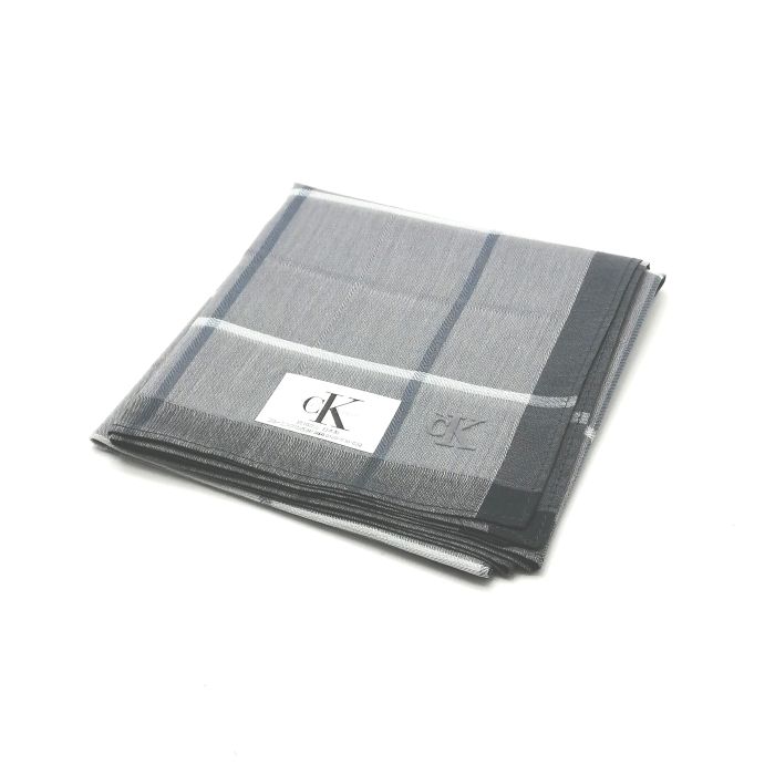 商品情報素材/カラー綿/グレー系サイズ/寸法縦x横…約49x49（センチ）※多少の誤差はご了承下さいませ。ランクN※若干訳アリ下記をご参照くださいませ。商品説明※未使用品のみの販売となりますが、納品時の折り畳み方がそれぞれ異なります。納品時の状態での発送となり、畳みシワがありますことをご理解、ご了承の程、宜しくお願い致します。※付属品はつきません。ご了承くださいませ。※折り目が強く出ています。折り目に沿って若干ヤケがあります。状態にご理解の上ご購入くださいませ。注意※洗濯は、お近くのクリーニング専門店を推奨します。※当店は、ラッピングサービスは行っておりません。予めご了承くださいませ。※配送日時指定はできません。●お急ぎの場合は、宅急便（別途送料がかかります）も受け付けております。●代金引換も承っております。（別途、送料と代金引換手数料がかかります）※ご購入の前に、お問い合わせ欄より宅急便を希望の旨、ご連絡くださいます様、宜しくお願い致します。会社概要の、返品・中古品に関しましてを必ずご確認頂き、ご注文頂きます様、お願い致します。ランク表N…未使用品S…数回程度の使用で、汚れ等がない極美品SA…使用感・汚れが少なく、綺麗なお品A…使用感・汚れ・小キズは若干ありますが、状態良好なお品AB…多少、使用感・汚れはありますが、通常使用には問題ないお品B…使用感・汚れはありますが、通常使用には問題ないお品BC…使用感が多くみられる商品ですが、ご使用には問題の無いお品C…かなり使用感・汚れがあり、場合によっては、お直しが必要なお品J…難有のお品（ジャンク品）当店でのお買物でSPUトータルP10倍～♪メール便対応OK【売れ筋】【大処分】【未使用ハンカチ】【若干訳アリ】CalvinKleinカルバンクラインハンカチ【グレー系】 バーバリーのハンカチも続々展開中♪ 大人気ブランド♪カルバンクライン ベースライトグレー系です。シンプルでカッコイイデザイン(^^)/※折り目が強く出ています。折り目に沿って若干ヤケがあります。状態にご理解の上ご購入くださいませ。このご時世、衛生面においても気になりますよね…1枚あれば、エアタオル、ペーパータオルの使用に抵抗ある方や、応急用マスクとして口に当てることにも抵抗なし(^^)/このご時世ならではの必須アイテムの一つ( ｀ー´)ノこの機会に是非どうぞ(^O^)／※未使用品のみの販売となりますが、納品時の折り畳み方がそれぞれ異なります。納品時の状態での発送となり、畳みシワがありますことをご理解、ご了承の程、宜しくお願い致します。※付属品はつきません。ご了承くださいませ。 シンプルでカッコイイデザイン(*^^*) ライトグレーカラー(^^)/ 安心の日本製です cK好きな方 デザインにこだわりのある方 グレー系をお探しの方 ご来店、誠に有難うございます。服飾雑貨リスト　店長高橋です。8月…猛暑というか湿気が…除湿にしても電気代が怖いです…でも熱中症になってしまっては本末転倒(^^;)今月も自分の仕事を全力で頑張っていきます(^^)/日本を支えるビジネスマンの皆さま、日々の激務、本当にお疲れ様です ^^) _旦~~暑い日が続いています(^-^;ハンカチ、タオルハンカチ、ウオッシュ・フェイスタオル♪予備はありますか？暑い時期は何枚かは持っておきたいですよね♪当店では、既に生産終了しているバーバリー・セリーヌ・サンローランのハンカチを全国からかき集め、販売しております。ほとんどが1点物( ｀ー´)ノ見つけた時が買い時です♪ぜひこの機会にどうぞ♪廃盤香水も取り扱っていますが、仕入れ値がかなり上がっています…数か月前よりかなり上がっていますので、今後も値上がり傾向は続くと思われます。物自体も少なくなっており、入手困難な商品は見つけた時が買い時♪この機会にぜひゲットしてください(^^)/ちょこっとPR(*^^)v楽天トップページ検索窓より、【バーバリー　ハンカチ】と入力（【】不要）すれば、当店のハンカチがズラッと出ます(^^)/ 3日〜7日以内にお届け1