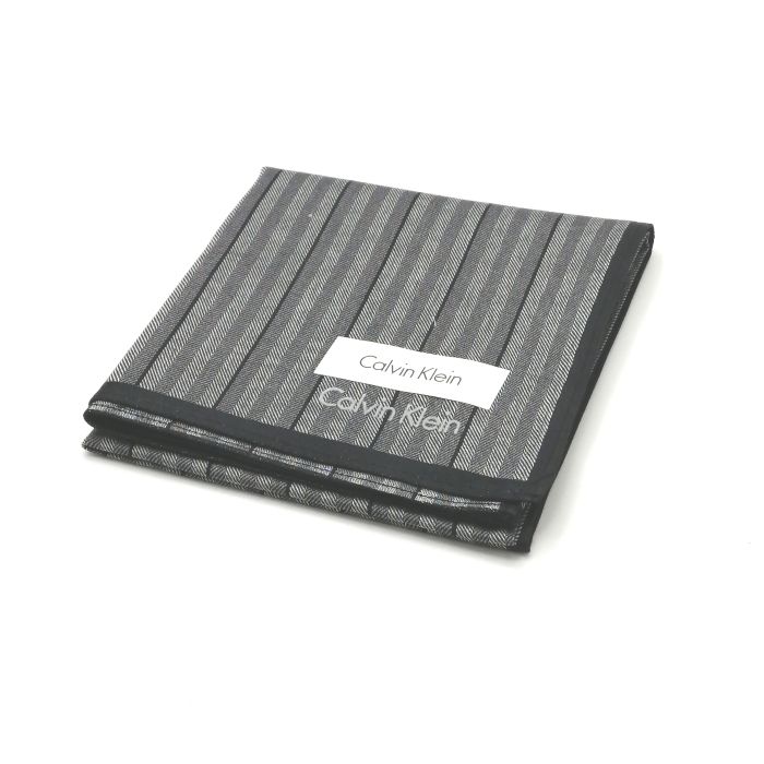 商品情報素材/カラー綿/グレー系サイズ/寸法縦x横…約50x50（センチ）※多少の誤差はご了承下さいませ。ランクN下記をご参照くださいませ。商品説明※未使用品のみの販売となりますが、納品時の折り畳み方がそれぞれ異なります。納品時の状態での発送となり、畳みシワがありますことをご理解、ご了承の程、宜しくお願い致します。※付属品はつきません。ご了承くださいませ。注意※洗濯は、お近くのクリーニング専門店を推奨します。※当店は、ラッピングサービスは行っておりません。予めご了承くださいませ。※配送日時指定はできません。●お急ぎの場合は、宅急便（別途送料がかかります）も受け付けております。●代金引換も承っております。（別途、送料と代金引換手数料がかかります）※ご購入の前に、お問い合わせ欄より宅急便を希望の旨、ご連絡くださいます様、宜しくお願い致します。会社概要の、返品・中古品に関しましてを必ずご確認頂き、ご注文頂きます様、お願い致します。ランク表N…未使用品S…数回程度の使用で、汚れ等がない極美品SA…使用感・汚れが少なく、綺麗なお品A…使用感・汚れ・小キズは若干ありますが、状態良好なお品AB…多少、使用感・汚れはありますが、通常使用には問題ないお品B…使用感・汚れはありますが、通常使用には問題ないお品BC…使用感が多くみられる商品ですが、ご使用には問題の無いお品C…かなり使用感・汚れがあり、場合によっては、お直しが必要なお品J…難有のお品（ジャンク品）メール便対応OK【売れ筋】【大処分】【未使用ハンカチ】CalvinKleinカルバンクラインハンカチ【グレー系】 バーバリーのハンカチも続々展開中♪ 大人気ブランド♪カルバンクライン ベースグレー系です。シンプルなストライプデザイン(^^)/このご時世、衛生面においても気になりますよね…1枚あれば、エアタオル、ペーパータオルの使用に抵抗ある方や、応急用マスクとして口に当てることにも抵抗なし(^^)/このご時世ならではの必須アイテムの一つ( ｀ー´)ノこの機会に是非どうぞ(^O^)／※未使用品のみの販売となりますが、納品時の折り畳み方がそれぞれ異なります。納品時の状態での発送となり、畳みシワがありますことをご理解、ご了承の程、宜しくお願い致します。※付属品はつきません。ご了承くださいませ。 シンプルなストライプデザイン(*^^*) グレーカラー(^^)/ 安心の日本製です cK好きな方 デザインにこだわりのある方 グレー系をお探しの方 ご来店、誠に有難うございます。服飾雑貨リスト　店長高橋です。8月…猛暑というか湿気が…除湿にしても電気代が怖いです…でも熱中症になってしまっては本末転倒(^^;)今月も自分の仕事を全力で頑張っていきます(^^)/日本を支えるビジネスマンの皆さま、日々の激務、本当にお疲れ様です ^^) _旦~~暑い日が続いています(^-^;ハンカチ、タオルハンカチ、ウオッシュ・フェイスタオル♪予備はありますか？暑い時期は何枚かは持っておきたいですよね♪当店では、既に生産終了しているバーバリー・セリーヌ・サンローランのハンカチを全国からかき集め、販売しております。ほとんどが1点物( ｀ー´)ノ見つけた時が買い時です♪ぜひこの機会にどうぞ♪廃盤香水も取り扱っていますが、仕入れ値がかなり上がっています…数か月前よりかなり上がっていますので、今後も値上がり傾向は続くと思われます。物自体も少なくなっており、入手困難な商品は見つけた時が買い時♪この機会にぜひゲットしてください(^^)/ちょこっとPR(*^^)v楽天トップページ検索窓より、【バーバリー　ハンカチ】と入力（【】不要）すれば、当店のハンカチがズラッと出ます(^^)/ 3日〜7日以内にお届け1