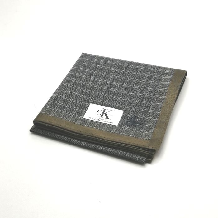 商品情報素材/カラー綿/グレー系サイズ/寸法縦x横…約50x50（センチ）※多少の誤差はご了承下さいませ。ランクN下記をご参照くださいませ。商品説明※未使用品のみの販売となりますが、納品時の折り畳み方がそれぞれ異なります。納品時の状態での発送となり、畳みシワがありますことをご理解、ご了承の程、宜しくお願い致します。※付属品はつきません。ご了承くださいませ。注意※洗濯は、お近くのクリーニング専門店を推奨します。※当店は、ラッピングサービスは行っておりません。予めご了承くださいませ。※配送日時指定はできません。●お急ぎの場合は、宅急便（別途送料がかかります）も受け付けております。●代金引換も承っております。（別途、送料と代金引換手数料がかかります）※ご購入の前に、お問い合わせ欄より宅急便を希望の旨、ご連絡くださいます様、宜しくお願い致します。会社概要の、返品・中古品に関しましてを必ずご確認頂き、ご注文頂きます様、お願い致します。ランク表N…未使用品S…数回程度の使用で、汚れ等がない極美品SA…使用感・汚れが少なく、綺麗なお品A…使用感・汚れ・小キズは若干ありますが、状態良好なお品AB…多少、使用感・汚れはありますが、通常使用には問題ないお品B…使用感・汚れはありますが、通常使用には問題ないお品BC…使用感が多くみられる商品ですが、ご使用には問題の無いお品C…かなり使用感・汚れがあり、場合によっては、お直しが必要なお品J…難有のお品（ジャンク品）メール便対応OK【売れ筋】【大処分】【未使用ハンカチ】CalvinKleinカルバンクラインハンカチ【グレー系】 バーバリーのハンカチも続々展開中♪ 大人気ブランド♪カルバンクライン ベースグレー系です。シンプルな格子デザイン(^^)/このご時世、衛生面においても気になりますよね…1枚あれば、エアタオル、ペーパータオルの使用に抵抗ある方や、応急用マスクとして口に当てることにも抵抗なし(^^)/このご時世ならではの必須アイテムの一つ( ｀ー´)ノこの機会に是非どうぞ(^O^)／※未使用品のみの販売となりますが、納品時の折り畳み方がそれぞれ異なります。納品時の状態での発送となり、畳みシワがありますことをご理解、ご了承の程、宜しくお願い致します。※付属品はつきません。ご了承くださいませ。 シンプルデザイン(*^^*) グレーカラー(^^)/ 安心の日本製です cK好きな方 デザインにこだわりのある方 グレー系をお探しの方 ご来店、誠に有難うございます。 服飾雑貨リスト　店長高橋です。 10月…去年の季節外れの暑さは何だったんでしょうか… 朝晩はかなり冷え込み、毛布をかけないとさすがに寒いです… 日々の体調管理は徹底しなければなりませんね(^^;) 日本を支えるビジネスマンの皆さま、日々の激務、本当にお疲れ様です ^^) _旦~~ さて、ほとんどの企業様はクールビズ終了で、移行期間に入るかと思います。 ブランド品は（ネクタイもそうですが…）価格がかなり上がってる印象です。 ネクタイの準備はできていますか？ 中古も相場は上がりつつありますが、当店はなんとか価格帯を維持しつつ 様々なブランドを取り扱っていきたいと思います。 中古品は基本1点ものです。見つけた時が買い時♪ぜひ一度ご覧下さいませ。 ちょこっとPR(*^^)v 楽天トップページ検索窓より、【中古ネクタイ】と入力 （【】スペース不要）すれば、当店のネクタイがズラッと出ます(^^)/ 3日〜7日以内にお届け1