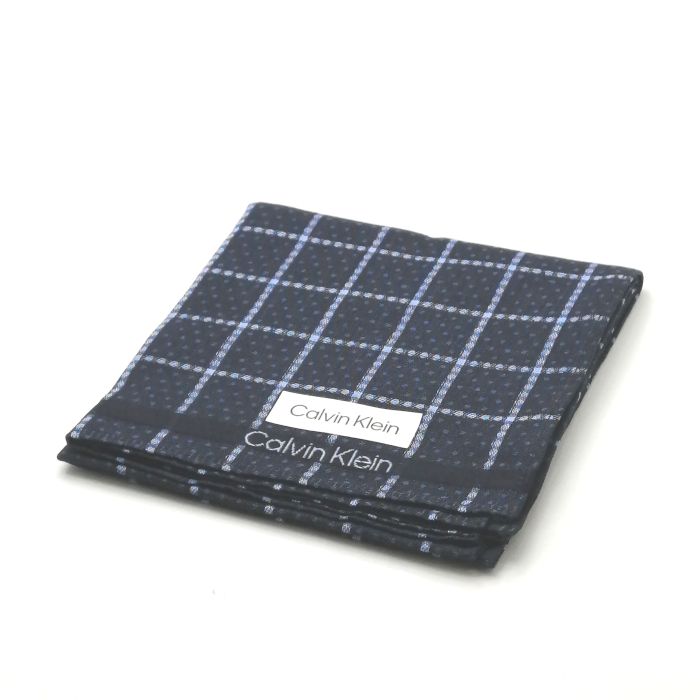 商品情報素材/カラー綿/ネイビー系サイズ/寸法縦x横…約50x50（センチ）※多少の誤差はご了承下さいませ。ランクN下記をご参照くださいませ。商品説明※未使用品のみの販売となりますが、納品時の折り畳み方がそれぞれ異なります。納品時の状態での発送となり、畳みシワがありますことをご理解、ご了承の程、宜しくお願い致します。※付属品はつきません。ご了承くださいませ。注意※洗濯は、お近くのクリーニング専門店を推奨します。※当店は、ラッピングサービスは行っておりません。予めご了承くださいませ。※配送日時指定はできません。●お急ぎの場合は、宅急便（別途送料がかかります）も受け付けております。●代金引換も承っております。（別途、送料と代金引換手数料がかかります）※ご購入の前に、お問い合わせ欄より宅急便を希望の旨、ご連絡くださいます様、宜しくお願い致します。会社概要の、返品・中古品に関しましてを必ずご確認頂き、ご注文頂きます様、お願い致します。ランク表N…未使用品S…数回程度の使用で、汚れ等がない極美品SA…使用感・汚れが少なく、綺麗なお品A…使用感・汚れ・小キズは若干ありますが、状態良好なお品AB…多少、使用感・汚れはありますが、通常使用には問題ないお品B…使用感・汚れはありますが、通常使用には問題ないお品BC…使用感が多くみられる商品ですが、ご使用には問題の無いお品C…かなり使用感・汚れがあり、場合によっては、お直しが必要なお品J…難有のお品（ジャンク品）メール便対応OK【売れ筋】【大処分】【未使用ハンカチ】CalvinKleinカルバンクラインハンカチ【ネイビー系】 バーバリーのハンカチも続々展開中♪ 大人気ブランド♪カルバンクライン ベース濃紺系です。カッコイイデザイン(^^)/このご時世、衛生面においても気になりますよね…1枚あれば、エアタオル、ペーパータオルの使用に抵抗ある方や、応急用マスクとして口に当てることにも抵抗なし(^^)/このご時世ならではの必須アイテムの一つ( ｀ー´)ノこの機会に是非どうぞ(^O^)／※未使用品のみの販売となりますが、納品時の折り畳み方がそれぞれ異なります。納品時の状態での発送となり、畳みシワがありますことをご理解、ご了承の程、宜しくお願い致します。※付属品はつきません。ご了承くださいませ。 カッコイイデザイン(*^^*) 濃紺カラー(^^)/ 韓国製です cK好きな方 デザインにこだわりのある方 濃紺系をお探しの方 ご来店、誠に有難うございます。 服飾雑貨リスト　店長高橋です。 10月…去年の季節外れの暑さは何だったんでしょうか… 朝晩はかなり冷え込み、毛布をかけないとさすがに寒いです… 日々の体調管理は徹底しなければなりませんね(^^;) 日本を支えるビジネスマンの皆さま、日々の激務、本当にお疲れ様です ^^) _旦~~ さて、ほとんどの企業様はクールビズ終了で、移行期間に入るかと思います。 ブランド品は（ネクタイもそうですが…）価格がかなり上がってる印象です。 ネクタイの準備はできていますか？ 中古も相場は上がりつつありますが、当店はなんとか価格帯を維持しつつ 様々なブランドを取り扱っていきたいと思います。 中古品は基本1点ものです。見つけた時が買い時♪ぜひ一度ご覧下さいませ。 ちょこっとPR(*^^)v 楽天トップページ検索窓より、【中古ネクタイ】と入力 （【】スペース不要）すれば、当店のネクタイがズラッと出ます(^^)/ 3日〜7日以内にお届け1
