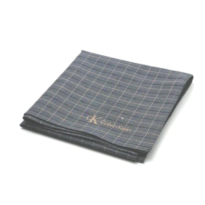 商品情報素材/カラー-/グレー系サイズ/寸法縦x横…約50x50（センチ）※多少の誤差はご了承下さいませ。ランクN※若干訳アリ下記をご参照くださいませ。商品説明※未使用品のみの販売となりますが、納品時の折り畳み方がそれぞれ異なります。納品時の状態での発送となり、畳みシワがありますことをご理解、ご了承の程、宜しくお願い致します。※付属品はつきません。ご了承くださいませ。※シールが剥がれています。うっすらとシール跡があります。状態にご理解の上ご購入くださいませ。注意※洗濯は、お近くのクリーニング専門店を推奨します。※当店は、ラッピングサービスは行っておりません。予めご了承くださいませ。※配送日時指定はできません。●お急ぎの場合は、宅急便（別途送料がかかります）も受け付けております。●代金引換も承っております。（別途、送料と代金引換手数料がかかります）※ご購入の前に、お問い合わせ欄より宅急便を希望の旨、ご連絡くださいます様、宜しくお願い致します。会社概要の、返品・中古品に関しましてを必ずご確認頂き、ご注文頂きます様、お願い致します。ランク表N…未使用品S…数回程度の使用で、汚れ等がない極美品SA…使用感・汚れが少なく、綺麗なお品A…使用感・汚れ・小キズは若干ありますが、状態良好なお品AB…多少、使用感・汚れはありますが、通常使用には問題ないお品B…使用感・汚れはありますが、通常使用には問題ないお品BC…使用感が多くみられる商品ですが、ご使用には問題の無いお品C…かなり使用感・汚れがあり、場合によっては、お直しが必要なお品J…難有のお品（ジャンク品）メール便対応OK【売れ筋】【大処分】【未使用ハンカチ】【若干訳アリ】CalvinKleinカルバンクラインハンカチ【グレー系】 バーバリーのハンカチも続々展開中♪ 大人気ブランド♪カルバンクライン ベースグレー系です。シンプルな格子デザイン(^^)/※シールが剥がれています。うっすらとシール跡があります。状態にご理解の上ご購入くださいませ。このご時世、衛生面においても気になりますよね…1枚あれば、エアタオル、ペーパータオルの使用に抵抗ある方や、応急用マスクとして口に当てることにも抵抗なし(^^)/このご時世ならではの必須アイテムの一つ( ｀ー´)ノこの機会に是非どうぞ(^O^)／※未使用品のみの販売となりますが、納品時の折り畳み方がそれぞれ異なります。納品時の状態での発送となり、畳みシワがありますことをご理解、ご了承の程、宜しくお願い致します。※付属品はつきません。ご了承くださいませ。 シンプルな格子デザイン(*^^*) グレーカラー(^^)/ 若干訳アリです… cK好きな方 デザインにこだわりのある方 グレー系をお探しの方 ご来店、誠に有難うございます。 服飾雑貨リスト　店長高橋です。 10月…去年の季節外れの暑さは何だったんでしょうか… 朝晩はかなり冷え込み、毛布をかけないとさすがに寒いです… 日々の体調管理は徹底しなければなりませんね(^^;) 日本を支えるビジネスマンの皆さま、日々の激務、本当にお疲れ様です ^^) _旦~~ さて、ほとんどの企業様はクールビズ終了で、移行期間に入るかと思います。 ブランド品は（ネクタイもそうですが…）価格がかなり上がってる印象です。 ネクタイの準備はできていますか？ 中古も相場は上がりつつありますが、当店はなんとか価格帯を維持しつつ 様々なブランドを取り扱っていきたいと思います。 中古品は基本1点ものです。見つけた時が買い時♪ぜひ一度ご覧下さいませ。 ちょこっとPR(*^^)v 楽天トップページ検索窓より、【中古ネクタイ】と入力 （【】スペース不要）すれば、当店のネクタイがズラッと出ます(^^)/ 3日〜7日以内にお届け1