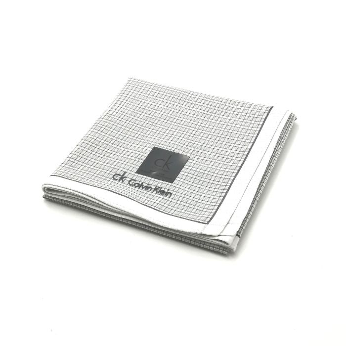 商品情報素材/カラー綿/グレー系サイズ/寸法縦x横…約51x51（センチ）※多少の誤差はご了承下さいませ。ランクN下記をご参照くださいませ。商品説明※未使用品のみの販売となりますが、納品時の折り畳み方がそれぞれ異なります。納品時の状態での発送となり、畳みシワがありますことをご理解、ご了承の程、宜しくお願い致します。※付属品はつきません。ご了承くださいませ。注意※洗濯は、お近くのクリーニング専門店を推奨します。※当店は、ラッピングサービスは行っておりません。予めご了承くださいませ。※配送日時指定はできません。●お急ぎの場合は、宅急便（別途送料がかかります）も受け付けております。●代金引換も承っております。（別途、送料と代金引換手数料がかかります）※ご購入の前に、お問い合わせ欄より宅急便を希望の旨、ご連絡くださいます様、宜しくお願い致します。会社概要の、返品・中古品に関しましてを必ずご確認頂き、ご注文頂きます様、お願い致します。ランク表N…未使用品S…数回程度の使用で、汚れ等がない極美品SA…使用感・汚れが少なく、綺麗なお品A…使用感・汚れ・小キズは若干ありますが、状態良好なお品AB…多少、使用感・汚れはありますが、通常使用には問題ないお品B…使用感・汚れはありますが、通常使用には問題ないお品BC…使用感が多くみられる商品ですが、ご使用には問題の無いお品C…かなり使用感・汚れがあり、場合によっては、お直しが必要なお品J…難有のお品（ジャンク品）メール便対応OK【売れ筋】【大処分】【未使用ハンカチ】CalvinKleinカルバンクラインハンカチ【グレー系】 バーバリーのハンカチも続々展開中♪ 大人気ブランド♪カルバンクライン ベースライトグレー系です。カッコイイデザイン(^^)/このご時世、衛生面においても気になりますよね…1枚あれば、エアタオル、ペーパータオルの使用に抵抗ある方や、応急用マスクとして口に当てることにも抵抗なし(^^)/このご時世ならではの必須アイテムの一つ( ｀ー´)ノこの機会に是非どうぞ(^O^)／※未使用品のみの販売となりますが、納品時の折り畳み方がそれぞれ異なります。納品時の状態での発送となり、畳みシワがありますことをご理解、ご了承の程、宜しくお願い致します。※付属品はつきません。ご了承くださいませ。 カッコイイデザイン(*^^*) ライトグレーカラー(^^)/ 安心の日本製です cK好きな方 デザインにこだわりのある方 グレー系をお探しの方 ご来店、誠に有難うございます。 服飾雑貨リスト　店長高橋です。 10月…去年の季節外れの暑さは何だったんでしょうか… 朝晩はかなり冷え込み、毛布をかけないとさすがに寒いです… 日々の体調管理は徹底しなければなりませんね(^^;) 日本を支えるビジネスマンの皆さま、日々の激務、本当にお疲れ様です ^^) _旦~~ さて、ほとんどの企業様はクールビズ終了で、移行期間に入るかと思います。 ブランド品は（ネクタイもそうですが…）価格がかなり上がってる印象です。 ネクタイの準備はできていますか？ 中古も相場は上がりつつありますが、当店はなんとか価格帯を維持しつつ 様々なブランドを取り扱っていきたいと思います。 中古品は基本1点ものです。見つけた時が買い時♪ぜひ一度ご覧下さいませ。 ちょこっとPR(*^^)v 楽天トップページ検索窓より、【中古ネクタイ】と入力 （【】スペース不要）すれば、当店のネクタイがズラッと出ます(^^)/ 3日〜7日以内にお届け1