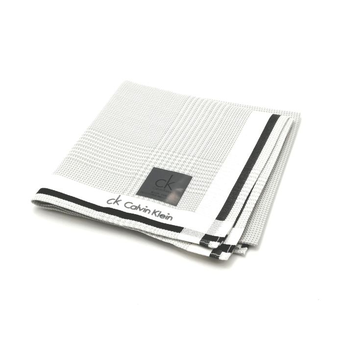 商品情報素材/カラー綿/グレー系サイズ/寸法縦x横…約49x50（センチ）※多少の誤差はご了承下さいませ。ランクN下記をご参照くださいませ。商品説明※未使用品のみの販売となりますが、納品時の折り畳み方がそれぞれ異なります。納品時の状態での発送となり、畳みシワがありますことをご理解、ご了承の程、宜しくお願い致します。※付属品はつきません。ご了承くださいませ。注意※洗濯は、お近くのクリーニング専門店を推奨します。※当店は、ラッピングサービスは行っておりません。予めご了承くださいませ。※配送日時指定はできません。●お急ぎの場合は、宅急便（別途送料がかかります）も受け付けております。●代金引換も承っております。（別途、送料と代金引換手数料がかかります）※ご購入の前に、お問い合わせ欄より宅急便を希望の旨、ご連絡くださいます様、宜しくお願い致します。会社概要の、返品・中古品に関しましてを必ずご確認頂き、ご注文頂きます様、お願い致します。ランク表N…未使用品S…数回程度の使用で、汚れ等がない極美品SA…使用感・汚れが少なく、綺麗なお品A…使用感・汚れ・小キズは若干ありますが、状態良好なお品AB…多少、使用感・汚れはありますが、通常使用には問題ないお品B…使用感・汚れはありますが、通常使用には問題ないお品BC…使用感が多くみられる商品ですが、ご使用には問題の無いお品C…かなり使用感・汚れがあり、場合によっては、お直しが必要なお品J…難有のお品（ジャンク品）メール便対応OK【売れ筋】【大処分】【未使用ハンカチ】CalvinKleinカルバンクラインハンカチ【グレー系】 バーバリーのハンカチも続々展開中♪ 大人気ブランド♪カルバンクライン ベースライトグレー系です。シンプルなチェックデザイン(^^)/このご時世、衛生面においても気になりますよね…1枚あれば、エアタオル、ペーパータオルの使用に抵抗ある方や、応急用マスクとして口に当てることにも抵抗なし(^^)/このご時世ならではの必須アイテムの一つ( ｀ー´)ノこの機会に是非どうぞ(^O^)／※未使用品のみの販売となりますが、納品時の折り畳み方がそれぞれ異なります。納品時の状態での発送となり、畳みシワがありますことをご理解、ご了承の程、宜しくお願い致します。※付属品はつきません。ご了承くださいませ。 シンプルなチェックデザイン(*^^*) ライトグレーカラー(^^)/ 安心の日本製です cK好きな方 デザインにこだわりのある方 グレー系をお探しの方 ご来店、誠に有難うございます。服飾雑貨リスト　店長高橋です。10月…去年の季節外れの暑さは何だったんでしょうか…朝晩はかなり冷え込み、毛布をかけないとさすがに寒いです…日々の体調管理は徹底しなければなりませんね(^^;)日本を支えるビジネスマンの皆さま、日々の激務、本当にお疲れ様です ^^) _旦~~さて、ほとんどの企業様はクールビズ終了で、移行期間に入るかと思います。ブランド品は（ネクタイもそうですが…）価格がかなり上がってる印象です。ネクタイの準備はできていますか？中古も相場は上がりつつありますが、当店はなんとか価格帯を維持しつつ様々なブランドを取り扱っていきたいと思います。中古品は基本1点ものです。見つけた時が買い時♪ぜひ一度ご覧下さいませ。ちょこっとPR(*^^)v楽天トップページ検索窓より、【中古ネクタイ】と入力（【】スペース不要）すれば、当店のネクタイがズラッと出ます(^^)/ 3日〜7日以内にお届け1