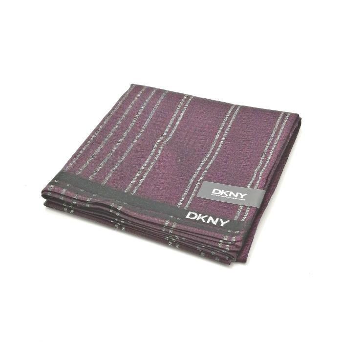 商品情報素材/カラー綿/赤紫系サイズ/寸法縦x横…約49x49（センチ）※多少の誤差はご了承下さいませ。ランクN下記をご参照くださいませ。商品説明※未使用品のみの販売となりますが、納品時の折り畳み方がそれぞれ異なります。納品時の状態での発送となり、畳みシワがありますことをご理解、ご了承の程、宜しくお願い致します。※付属品はつきません。ご了承くださいませ。注意※洗濯は、お近くのクリーニング専門店を推奨します。※当店は、ラッピングサービスは行っておりません。予めご了承くださいませ。※配送日時指定はできません。●お急ぎの場合は、宅急便（別途送料がかかります）も受け付けております。●代金引換も承っております。（別途、送料と代金引換手数料がかかります）※ご購入の前に、お問い合わせ欄より宅急便を希望の旨、ご連絡くださいます様、宜しくお願い致します。会社概要の、返品・中古品に関しましてを必ずご確認頂き、ご注文頂きます様、お願い致します。ランク表N…未使用品S…数回程度の使用で、汚れ等がない極美品SA…使用感・汚れが少なく、綺麗なお品A…使用感・汚れ・小キズは若干ありますが、状態良好なお品AB…多少、使用感・汚れはありますが、通常使用には問題ないお品B…使用感・汚れはありますが、通常使用には問題ないお品BC…使用感が多くみられる商品ですが、ご使用には問題の無いお品C…かなり使用感・汚れがあり、場合によっては、お直しが必要なお品J…難有のお品（ジャンク品）メール便対応OK【売れ筋】【ポイント消化】【未使用ハンカチ】【大処分】DKNYダナキャランハンカチ【赤紫系】 バーバリーのハンカチも続々展開中♪ 注目ブランド♪ダナキャラン ベース赤紫系です。シンプルでカッコイイデザイン♪このご時世、衛生面においても気になりますよね…1枚あれば、エアタオル、ペーパータオルの使用に抵抗ある方や、応急用マスクとして口に当てることにも抵抗なし(^^)/このご時世ならではの必須アイテムの一つ( ｀ー´)ノこの機会に是非どうぞ(^O^)／※未使用品のみの販売となりますが、納品時の折り畳み方がそれぞれ異なります。納品時の状態での発送となり、畳みシワがありますことをご理解、ご了承の程、宜しくお願い致します。※付属品はつきません。ご了承くださいませ。 シンプルでカッコイイデザイン(*^^*) 赤紫系(^^)/ 安心の日本製です DKNY好きな方 赤紫系をお探しの方 デザインにこだわりのある方 ご来店、誠に有難うございます。 服飾雑貨リスト　店長高橋です。 10月…去年の季節外れの暑さは何だったんでしょうか… 朝晩はかなり冷え込み、毛布をかけないとさすがに寒いです… 日々の体調管理は徹底しなければなりませんね(^^;) 日本を支えるビジネスマンの皆さま、日々の激務、本当にお疲れ様です ^^) _旦~~ さて、ほとんどの企業様はクールビズ終了で、移行期間に入るかと思います。 ブランド品は（ネクタイもそうですが…）価格がかなり上がってる印象です。 ネクタイの準備はできていますか？ 中古も相場は上がりつつありますが、当店はなんとか価格帯を維持しつつ 様々なブランドを取り扱っていきたいと思います。 中古品は基本1点ものです。見つけた時が買い時♪ぜひ一度ご覧下さいませ。 ちょこっとPR(*^^)v 楽天トップページ検索窓より、【中古ネクタイ】と入力 （【】スペース不要）すれば、当店のネクタイがズラッと出ます(^^)/ 3日〜7日以内にお届け1