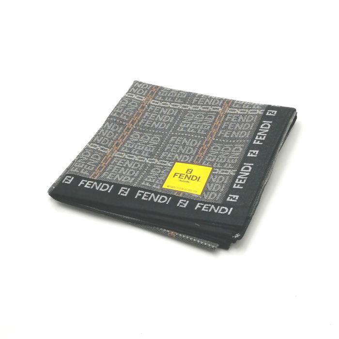 商品情報素材/カラー綿/グレー系サイズ/寸法縦x横…約48x49（センチ）※多少の誤差はご了承下さいませ。ランクN下記をご参照くださいませ。商品説明※未使用品のみの販売となりますが、納品時の折り畳み方がそれぞれ異なります。納品時の状態での発送となり、畳みシワがありますことをご理解、ご了承の程、宜しくお願い致します。※付属品はつきません。ご了承くださいませ。注意※洗濯は、お近くのクリーニング専門店を推奨します。※当店は、ラッピングサービスは行っておりません。予めご了承くださいませ。※配送日時指定はできません。●お急ぎの場合は、宅急便（別途送料がかかります）も受け付けております。●代金引換も承っております。（別途、送料と代金引換手数料がかかります）※ご購入の前に、お問い合わせ欄より宅急便を希望の旨、ご連絡くださいます様、宜しくお願い致します。会社概要の、返品・中古品に関しましてを必ずご確認頂き、ご注文頂きます様、お願い致します。ランク表N…未使用品S…数回程度の使用で、汚れ等がない極美品SA…使用感・汚れが少なく、綺麗なお品A…使用感・汚れ・小キズは若干ありますが、状態良好なお品AB…多少、使用感・汚れはありますが、通常使用には問題ないお品B…使用感・汚れはありますが、通常使用には問題ないお品BC…使用感が多くみられる商品ですが、ご使用には問題の無いお品C…かなり使用感・汚れがあり、場合によっては、お直しが必要なお品J…難有のお品（ジャンク品）メール便対応OK【売れ筋】【未使用ハンカチ】FENDIフェンディハンカチ【グレー系】 バーバリーのハンカチも続々展開中♪ 大人気ブランド♪フェンディ ベースグレー系です。カッコイイ全面ロゴデザイン(^^)/このご時世、衛生面においても気になりますよね…1枚あれば、エアタオル、ペーパータオルの使用に抵抗ある方や、応急用マスクとして口に当てることにも抵抗なし(^^)/このご時世ならではの必須アイテムの一つ( ｀ー´)ノこの機会に是非どうぞ(^O^)／※未使用品のみの販売となりますが、納品時の折り畳み方がそれぞれ異なります。納品時の状態での発送となり、畳みシワがありますことをご理解、ご了承の程、宜しくお願い致します。※付属品はつきません。ご了承くださいませ。 カッコイイ全面ロゴデザイン(*^^*) グレーカラー(^^)/ 安心の日本製です フェンディ好きな方 デザインにこだわりのある方 グレー系をお探しの方 ご来店、誠に有難うございます。服飾雑貨リスト　店長高橋です。10月…去年の季節外れの暑さは何だったんでしょうか…朝晩はかなり冷え込み、毛布をかけないとさすがに寒いです…日々の体調管理は徹底しなければなりませんね(^^;)日本を支えるビジネスマンの皆さま、日々の激務、本当にお疲れ様です ^^) _旦~~さて、ほとんどの企業様はクールビズ終了で、移行期間に入るかと思います。ブランド品は（ネクタイもそうですが…）価格がかなり上がってる印象です。ネクタイの準備はできていますか？中古も相場は上がりつつありますが、当店はなんとか価格帯を維持しつつ様々なブランドを取り扱っていきたいと思います。中古品は基本1点ものです。見つけた時が買い時♪ぜひ一度ご覧下さいませ。ちょこっとPR(*^^)v楽天トップページ検索窓より、【中古ネクタイ】と入力（【】スペース不要）すれば、当店のネクタイがズラッと出ます(^^)/ 3日〜7日以内にお届け1