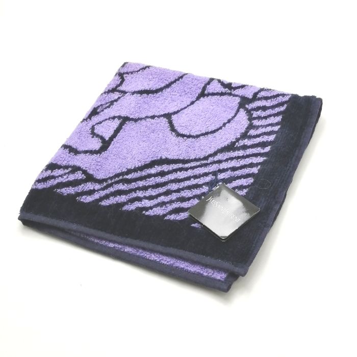 商品情報素材/カラー綿/パープル系サイズ/寸法縦x横…約30x30（センチ）※多少の誤差はご了承下さいませ。ランクN下記をご参照くださいませ。商品説明※未使用品のみの販売となりますが、納品時の折り畳み方がそれぞれ異なります。納品時の状態での発送となり、畳みシワがありますことをご理解、ご了承の程、宜しくお願い致します。※付属品はつきません。ご了承くださいませ。注意※洗濯は、お近くのクリーニング専門店を推奨します。※当店は、ラッピングサービスは行っておりません。予めご了承くださいませ。※配送日時指定はできません。●お急ぎの場合は、宅急便（別途送料がかかります）も受け付けております。●代金引換も承っております。（別途、送料と代金引換手数料がかかります）※ご購入の前に、お問い合わせ欄より宅急便を希望の旨、ご連絡くださいます様、宜しくお願い致します。会社概要の、返品・中古品に関しましてを必ずご確認頂き、ご注文頂きます様、お願い致します。ランク表N…未使用品S…数回程度の使用で、汚れ等がない極美品SA…使用感・汚れが少なく、綺麗なお品A…使用感・汚れ・小キズは若干ありますが、状態良好なお品AB…多少、使用感・汚れはありますが、通常使用には問題ないお品B…使用感・汚れはありますが、通常使用には問題ないお品BC…使用感が多くみられる商品ですが、ご使用には問題の無いお品C…かなり使用感・汚れがあり、場合によっては、お直しが必要なお品J…難有のお品（ジャンク品）メール便対応OK【売れ筋】【未使用ハンカチ】YVESSAINTLAURENTイヴサンローランタオルハンカチ【パープル系】 バーバリーのハンカチも続々展開中♪ 注目ブランド♪イヴサンローラン♪ ベースパープル系です。サンローランらしいバラデザイン(^^)/このご時世、衛生面においても気になりますよね…1枚あれば、エアタオル、ペーパータオルの使用に抵抗ある方や、応急用マスクとして口に当てることにも抵抗なし(^^)/このご時世ならではの必須アイテムの一つ( ｀ー´)ノこの機会に是非どうぞ(^O^)／※未使用品のみの販売となりますが、納品時の折り畳み方がそれぞれ異なります。納品時の状態での発送となり、畳みシワがありますことをご理解、ご了承の程、宜しくお願い致します。※付属品はつきません。ご了承くださいませ。 バラデザイン(*^^*) パープルカラー(^^)/ 安心の日本製です サンローラン好きな方 デザインにこだわりのある方　　 タオルハンカチをお探しの方 ご来店、誠に有難うございます。 服飾雑貨リスト　店長高橋です。 8月…猛暑というか湿気が…除湿にしても電気代が怖いです… でも熱中症になってしまっては本末転倒(^^;) 今月も自分の仕事を全力で頑張っていきます(^^)/ 日本を支えるビジネスマンの皆さま、日々の激務、本当にお疲れ様です ^^) _旦~~ 暑い日が続いています(^-^; ハンカチ、タオルハンカチ、ウオッシュ・フェイスタオル♪予備はありますか？ 暑い時期は何枚かは持っておきたいですよね♪ 当店では、既に生産終了しているバーバリー・セリーヌ・サンローランのハンカチを 全国からかき集め、販売しております。ほとんどが1点物( ｀ー´)ノ 見つけた時が買い時です♪ぜひこの機会にどうぞ♪ 廃盤香水も取り扱っていますが、仕入れ値がかなり上がっています… 数か月前よりかなり上がっていますので、今後も値上がり傾向は続くと思われます。 物自体も少なくなっており、入手困難な商品は見つけた時が買い時♪ この機会にぜひゲットしてください(^^)/ ちょこっとPR(*^^)v 楽天トップページ検索窓より、【バーバリー　ハンカチ】と入力 （【】不要）すれば、当店のハンカチがズラッと出ます(^^)/ 3日〜7日以内にお届け1