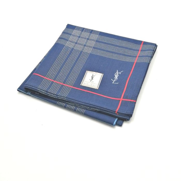 商品情報素材/カラー綿/ネイビー系サイズ/寸法縦x横…約49x49（センチ）※多少の誤差はご了承下さいませ。ランクN下記をご参照くださいませ。商品説明※未使用品のみの販売となりますが、納品時の折り畳み方がそれぞれ異なります。納品時の状態での発送となり、畳みシワがありますことをご理解、ご了承の程、宜しくお願い致します。※付属品はつきません。ご了承くださいませ。注意※洗濯は、お近くのクリーニング専門店を推奨します。※当店は、ラッピングサービスは行っておりません。予めご了承くださいませ。※配送日時指定はできません。●お急ぎの場合は、宅急便（別途送料がかかります）も受け付けております。●代金引換も承っております。（別途、送料と代金引換手数料がかかります）※ご購入の前に、お問い合わせ欄より宅急便を希望の旨、ご連絡くださいます様、宜しくお願い致します。会社概要の、返品・中古品に関しましてを必ずご確認頂き、ご注文頂きます様、お願い致します。ランク表N…未使用品S…数回程度の使用で、汚れ等がない極美品SA…使用感・汚れが少なく、綺麗なお品A…使用感・汚れ・小キズは若干ありますが、状態良好なお品AB…多少、使用感・汚れはありますが、通常使用には問題ないお品B…使用感・汚れはありますが、通常使用には問題ないお品BC…使用感が多くみられる商品ですが、ご使用には問題の無いお品C…かなり使用感・汚れがあり、場合によっては、お直しが必要なお品J…難有のお品（ジャンク品）メール便対応OK【売れ筋】【未使用ハンカチ】YVESSAINTLAURENTイヴサンローランハンカチ【ネイビー系】 バーバリーのハンカチも続々展開中♪ 注目ブランド♪イヴサンローラン♪ ベースネイビー系です。カッコイイデザイン(^^)/※経年商品です。このご時世、衛生面においても気になりますよね…1枚あれば、エアタオル、ペーパータオルの使用に抵抗ある方や、応急用マスクとして口に当てることにも抵抗なし(^^)/このご時世ならではの必須アイテムの一つ( ｀ー´)ノこの機会に是非どうぞ(^O^)／※未使用品のみの販売となりますが、納品時の折り畳み方がそれぞれ異なります。納品時の状態での発送となり、畳みシワがありますことをご理解、ご了承の程、宜しくお願い致します。※付属品はつきません。ご了承くださいませ。 カッコイイデザイン(*^^*) ネイビーカラー(^^)/ 安心の日本製です サンローラン好きな方 デザインにこだわりのある方　　 紺系をお探しの方 ご来店、誠に有難うございます。 服飾雑貨リスト　店長高橋です。 8月…猛暑というか湿気が…除湿にしても電気代が怖いです… でも熱中症になってしまっては本末転倒(^^;) 今月も自分の仕事を全力で頑張っていきます(^^)/ 日本を支えるビジネスマンの皆さま、日々の激務、本当にお疲れ様です ^^) _旦~~ 暑い日が続いています(^-^; ハンカチ、タオルハンカチ、ウオッシュ・フェイスタオル♪予備はありますか？ 暑い時期は何枚かは持っておきたいですよね♪ 当店では、既に生産終了しているバーバリー・セリーヌ・サンローランのハンカチを 全国からかき集め、販売しております。ほとんどが1点物( ｀ー´)ノ 見つけた時が買い時です♪ぜひこの機会にどうぞ♪ 廃盤香水も取り扱っていますが、仕入れ値がかなり上がっています… 数か月前よりかなり上がっていますので、今後も値上がり傾向は続くと思われます。 物自体も少なくなっており、入手困難な商品は見つけた時が買い時♪ この機会にぜひゲットしてください(^^)/ ちょこっとPR(*^^)v 楽天トップページ検索窓より、【バーバリー　ハンカチ】と入力 （【】不要）すれば、当店のハンカチがズラッと出ます(^^)/ 3日〜7日以内にお届け1