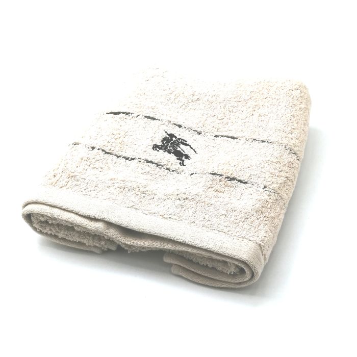 商品情報素材/カラー綿/ベージュ系サイズ/寸法縦x横…約75x34（センチ）※多少の誤差はご了承下さいませ。ランクN下記をご参照くださいませ。商品説明※未使用品のみの販売となりますが、納品時の折り畳み方がそれぞれ異なります。納品時の状態での発送となり、畳みシワがありますことをご理解、ご了承の程、宜しくお願い致します。※付属品はつきません。ご了承くださいませ。注意※洗濯は、お近くのクリーニング専門店を推奨します。※当店は、ラッピングサービスは行っておりません。予めご了承くださいませ。※配送日時指定はできません。●お急ぎの場合は、宅急便（別途送料がかかります）も受け付けております。●代金引換も承っております。（別途、送料と代金引換手数料がかかります）※ご購入の前に、お問い合わせ欄より宅急便を希望の旨、ご連絡くださいます様、宜しくお願い致します。会社概要の、返品・中古品に関しましてを必ずご確認頂き、ご注文頂きます様、お願い致します。ランク表N…未使用品S…数回程度の使用で、汚れ等がない極美品SA…使用感・汚れが少なく、綺麗なお品A…使用感・汚れ・小キズは若干ありますが、状態良好なお品AB…多少、使用感・汚れはありますが、通常使用には問題ないお品B…使用感・汚れはありますが、通常使用には問題ないお品BC…使用感が多くみられる商品ですが、ご使用には問題の無いお品C…かなり使用感・汚れがあり、場合によっては、お直しが必要なお品J…難有のお品（ジャンク品）メール便対応OK【売れ筋】【限定1枚】【未使用タオル】BURBERRYバーバリーフェイスタオル【ベージュ系】 バーバリーのタオルも続々展開中♪ 大人気ブランド♪バーバリー ベースベージュ系です。人気のホースマークデザイン(^^)/※もう少し濃いベージュです…このご時世、衛生面においても気になりますよね…1枚あれば、有事でも活躍間違いありません(^^)/勿論、日常使用にもどうぞ♪この機会に是非どうぞ(^O^)／※複数枚購入の場合は、発送方法が変更することもございます。※未使用品のみの販売となりますが、納品時の折り畳み方がそれぞれ異なります。納品時の状態での発送となり、畳みシワがありますことをご理解、ご了承の程、宜しくお願い致します。※付属品はつきません。ご了承くださいませ。 ホースマークデザイン(*^^*) ベージュ(^^)/ 安心の日本製です バーバリー好きな方 デザインにこだわりのある方 フェイスタオルをお探しの方 ご来店、誠に有難うございます。服飾雑貨リスト　店長高橋です。8月…猛暑というか湿気が…除湿にしても電気代が怖いです…でも熱中症になってしまっては本末転倒(^^;)今月も自分の仕事を全力で頑張っていきます(^^)/日本を支えるビジネスマンの皆さま、日々の激務、本当にお疲れ様です ^^) _旦~~暑い日が続いています(^-^;ハンカチ、タオルハンカチ、ウオッシュ・フェイスタオル♪予備はありますか？暑い時期は何枚かは持っておきたいですよね♪当店では、既に生産終了しているバーバリー・セリーヌ・サンローランのハンカチを全国からかき集め、販売しております。ほとんどが1点物( ｀ー´)ノ見つけた時が買い時です♪ぜひこの機会にどうぞ♪廃盤香水も取り扱っていますが、仕入れ値がかなり上がっています…数か月前よりかなり上がっていますので、今後も値上がり傾向は続くと思われます。物自体も少なくなっており、入手困難な商品は見つけた時が買い時♪この機会にぜひゲットしてください(^^)/ちょこっとPR(*^^)v楽天トップページ検索窓より、【バーバリー　ハンカチ】と入力（【】不要）すれば、当店のハンカチがズラッと出ます(^^)/ 3日〜7日以内にお届け1