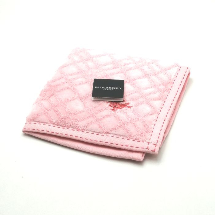 商品情報素材/カラー綿/ピンク系サイズ/寸法縦x横…約26x26（センチ）※多少の誤差はご了承下さいませ。ランクN下記をご参照くださいませ。商品説明※未使用品のみの販売となりますが、納品時の折り畳み方がそれぞれ異なります。納品時の状態での発送となり、畳みシワがありますことをご理解、ご了承の程、宜しくお願い致します。※付属品はつきません。ご了承くださいませ。注意※洗濯は、お近くのクリーニング専門店を推奨します。※当店は、ラッピングサービスは行っておりません。予めご了承くださいませ。※配送日時指定はできません。●お急ぎの場合は、宅急便（別途送料がかかります）も受け付けております。●代金引換も承っております。（別途、送料と代金引換手数料がかかります）※ご購入の前に、お問い合わせ欄より宅急便を希望の旨、ご連絡くださいます様、宜しくお願い致します。会社概要の、返品・中古品に関しましてを必ずご確認頂き、ご注文頂きます様、お願い致します。ランク表N…未使用品S…数回程度の使用で、汚れ等がない極美品SA…使用感・汚れが少なく、綺麗なお品A…使用感・汚れ・小キズは若干ありますが、状態良好なお品AB…多少、使用感・汚れはありますが、通常使用には問題ないお品B…使用感・汚れはありますが、通常使用には問題ないお品BC…使用感が多くみられる商品ですが、ご使用には問題の無いお品C…かなり使用感・汚れがあり、場合によっては、お直しが必要なお品J…難有のお品（ジャンク品）メール便対応OK【売れ筋】【未使用ハンカチ】BURBERRYバーバリータオルハンカチ【ピンク系】 バーバリーのハンカチも続々展開中♪ 大人気ブランド♪バーバリー ベースライトピンク系です。王道チェックデザイン♪このご時世、衛生面においても気になりますよね…1枚あれば、エアタオル、ペーパータオルの使用に抵抗ある方や、応急用マスクとして口に当てることにも抵抗なし(^^)/このご時世ならではの必須アイテムの一つ( ｀ー´)ノこの機会に是非どうぞ(^O^)／※未使用品のみの販売となりますが、納品時の折り畳み方がそれぞれ異なります。納品時の状態での発送となり、畳みシワがありますことをご理解、ご了承の程、宜しくお願い致します。※付属品はつきません。ご了承くださいませ。 王道チェックデザイン(*^^*) ライトピンクカラー♪ 安心の日本製です バーバリー好きな方 デザインにこだわりのある方 タオルハンカチをお探しの方 ご来店、誠に有難うございます。 服飾雑貨リスト　店長高橋です。 8月…猛暑というか湿気が…除湿にしても電気代が怖いです… でも熱中症になってしまっては本末転倒(^^;) 今月も自分の仕事を全力で頑張っていきます(^^)/ 日本を支えるビジネスマンの皆さま、日々の激務、本当にお疲れ様です ^^) _旦~~ 暑い日が続いています(^-^; ハンカチ、タオルハンカチ、ウオッシュ・フェイスタオル♪予備はありますか？ 暑い時期は何枚かは持っておきたいですよね♪ 当店では、既に生産終了しているバーバリー・セリーヌ・サンローランのハンカチを 全国からかき集め、販売しております。ほとんどが1点物( ｀ー´)ノ 見つけた時が買い時です♪ぜひこの機会にどうぞ♪ 廃盤香水も取り扱っていますが、仕入れ値がかなり上がっています… 数か月前よりかなり上がっていますので、今後も値上がり傾向は続くと思われます。 物自体も少なくなっており、入手困難な商品は見つけた時が買い時♪ この機会にぜひゲットしてください(^^)/ ちょこっとPR(*^^)v 楽天トップページ検索窓より、【バーバリー　ハンカチ】と入力 （【】不要）すれば、当店のハンカチがズラッと出ます(^^)/ 3日〜7日以内にお届け1