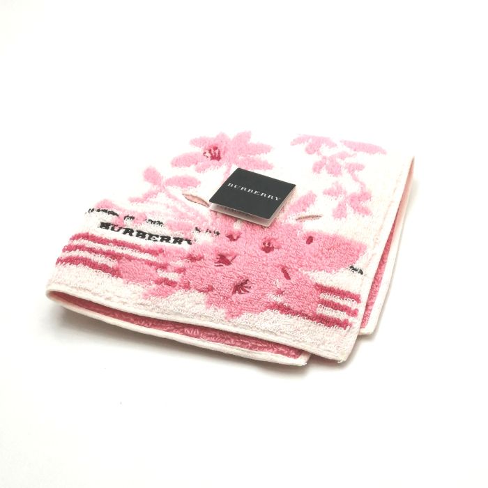 商品情報素材/カラー綿/ピンク系サイズ/寸法縦x横…約26x26（センチ）※多少の誤差はご了承下さいませ。ランクN下記をご参照くださいませ。商品説明※未使用品のみの販売となりますが、納品時の折り畳み方がそれぞれ異なります。納品時の状態での発送となり、畳みシワがありますことをご理解、ご了承の程、宜しくお願い致します。※付属品はつきません。ご了承くださいませ。注意※洗濯は、お近くのクリーニング専門店を推奨します。※当店は、ラッピングサービスは行っておりません。予めご了承くださいませ。※配送日時指定はできません。●お急ぎの場合は、宅急便（別途送料がかかります）も受け付けております。●代金引換も承っております。（別途、送料と代金引換手数料がかかります）※ご購入の前に、お問い合わせ欄より宅急便を希望の旨、ご連絡くださいます様、宜しくお願い致します。会社概要の、返品・中古品に関しましてを必ずご確認頂き、ご注文頂きます様、お願い致します。ランク表N…未使用品S…数回程度の使用で、汚れ等がない極美品SA…使用感・汚れが少なく、綺麗なお品A…使用感・汚れ・小キズは若干ありますが、状態良好なお品AB…多少、使用感・汚れはありますが、通常使用には問題ないお品B…使用感・汚れはありますが、通常使用には問題ないお品BC…使用感が多くみられる商品ですが、ご使用には問題の無いお品C…かなり使用感・汚れがあり、場合によっては、お直しが必要なお品J…難有のお品（ジャンク品）メール便対応OK【売れ筋】【未使用ハンカチ】BURBERRYバーバリータオルハンカチ【ピンク系】 バーバリーのハンカチも続々展開中♪ 大人気ブランド♪バーバリー ベースライトピンク系です。可愛いフラワーデザイン♪このご時世、衛生面においても気になりますよね…1枚あれば、エアタオル、ペーパータオルの使用に抵抗ある方や、応急用マスクとして口に当てることにも抵抗なし(^^)/このご時世ならではの必須アイテムの一つ( ｀ー´)ノこの機会に是非どうぞ(^O^)／※未使用品のみの販売となりますが、納品時の折り畳み方がそれぞれ異なります。納品時の状態での発送となり、畳みシワがありますことをご理解、ご了承の程、宜しくお願い致します。※付属品はつきません。ご了承くださいませ。 フラワーデザイン(*^^*) ライトピンクカラー♪ 安心の日本製です バーバリー好きな方 デザインにこだわりのある方 タオルハンカチをお探しの方 ご来店、誠に有難うございます。 服飾雑貨リスト　店長高橋です。 8月…猛暑というか湿気が…除湿にしても電気代が怖いです… でも熱中症になってしまっては本末転倒(^^;) 今月も自分の仕事を全力で頑張っていきます(^^)/ 日本を支えるビジネスマンの皆さま、日々の激務、本当にお疲れ様です ^^) _旦~~ 暑い日が続いています(^-^; ハンカチ、タオルハンカチ、ウオッシュ・フェイスタオル♪予備はありますか？ 暑い時期は何枚かは持っておきたいですよね♪ 当店では、既に生産終了しているバーバリー・セリーヌ・サンローランのハンカチを 全国からかき集め、販売しております。ほとんどが1点物( ｀ー´)ノ 見つけた時が買い時です♪ぜひこの機会にどうぞ♪ 廃盤香水も取り扱っていますが、仕入れ値がかなり上がっています… 数か月前よりかなり上がっていますので、今後も値上がり傾向は続くと思われます。 物自体も少なくなっており、入手困難な商品は見つけた時が買い時♪ この機会にぜひゲットしてください(^^)/ ちょこっとPR(*^^)v 楽天トップページ検索窓より、【バーバリー　ハンカチ】と入力 （【】不要）すれば、当店のハンカチがズラッと出ます(^^)/ 3日〜7日以内にお届け1