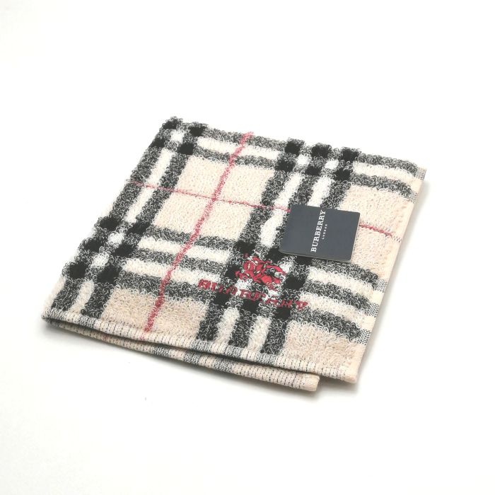 商品情報素材/カラー綿/ベージュ系サイズ/寸法縦x横…約26x26（センチ）※多少の誤差はご了承下さいませ。ランクN下記をご参照くださいませ。商品説明※未使用品のみの販売となりますが、納品時の折り畳み方がそれぞれ異なります。納品時の状態での発送となり、畳みシワがありますことをご理解、ご了承の程、宜しくお願い致します。※付属品はつきません。ご了承くださいませ。注意※洗濯は、お近くのクリーニング専門店を推奨します。※当店は、ラッピングサービスは行っておりません。予めご了承くださいませ。※配送日時指定はできません。●お急ぎの場合は、宅急便（別途送料がかかります）も受け付けております。●代金引換も承っております。（別途、送料と代金引換手数料がかかります）※ご購入の前に、お問い合わせ欄より宅急便を希望の旨、ご連絡くださいます様、宜しくお願い致します。会社概要の、返品・中古品に関しましてを必ずご確認頂き、ご注文頂きます様、お願い致します。ランク表N…未使用品S…数回程度の使用で、汚れ等がない極美品SA…使用感・汚れが少なく、綺麗なお品A…使用感・汚れ・小キズは若干ありますが、状態良好なお品AB…多少、使用感・汚れはありますが、通常使用には問題ないお品B…使用感・汚れはありますが、通常使用には問題ないお品BC…使用感が多くみられる商品ですが、ご使用には問題の無いお品C…かなり使用感・汚れがあり、場合によっては、お直しが必要なお品J…難有のお品（ジャンク品）メール便対応OK【売れ筋】【限定1枚】【未使用ハンカチ】BURBERRYバーバリータオルハンカチ【ベージュ系】 バーバリーのハンカチも続々展開中♪ 大人気ブランド♪バーバリー ベースライトベージュ系です。王道チェックデザイン♪このご時世、衛生面においても気になりますよね…1枚あれば、エアタオル、ペーパータオルの使用に抵抗ある方や、応急用マスクとして口に当てることにも抵抗なし(^^)/このご時世ならではの必須アイテムの一つ( ｀ー´)ノこの機会に是非どうぞ(^O^)／※未使用品のみの販売となりますが、納品時の折り畳み方がそれぞれ異なります。納品時の状態での発送となり、畳みシワがありますことをご理解、ご了承の程、宜しくお願い致します。※付属品はつきません。ご了承くださいませ。 王道チェックデザイン(*^^*) ライトベージュカラー♪ 安心の日本製です バーバリー好きな方 デザインにこだわりのある方 タオルハンカチをお探しの方 ご来店、誠に有難うございます。 服飾雑貨リスト　店長高橋です。 8月…猛暑というか湿気が…除湿にしても電気代が怖いです… でも熱中症になってしまっては本末転倒(^^;) 今月も自分の仕事を全力で頑張っていきます(^^)/ 日本を支えるビジネスマンの皆さま、日々の激務、本当にお疲れ様です ^^) _旦~~ 暑い日が続いています(^-^; ハンカチ、タオルハンカチ、ウオッシュ・フェイスタオル♪予備はありますか？ 暑い時期は何枚かは持っておきたいですよね♪ 当店では、既に生産終了しているバーバリー・セリーヌ・サンローランのハンカチを 全国からかき集め、販売しております。ほとんどが1点物( ｀ー´)ノ 見つけた時が買い時です♪ぜひこの機会にどうぞ♪ 廃盤香水も取り扱っていますが、仕入れ値がかなり上がっています… 数か月前よりかなり上がっていますので、今後も値上がり傾向は続くと思われます。 物自体も少なくなっており、入手困難な商品は見つけた時が買い時♪ この機会にぜひゲットしてください(^^)/ ちょこっとPR(*^^)v 楽天トップページ検索窓より、【バーバリー　ハンカチ】と入力 （【】不要）すれば、当店のハンカチがズラッと出ます(^^)/ 3日〜7日以内にお届け1