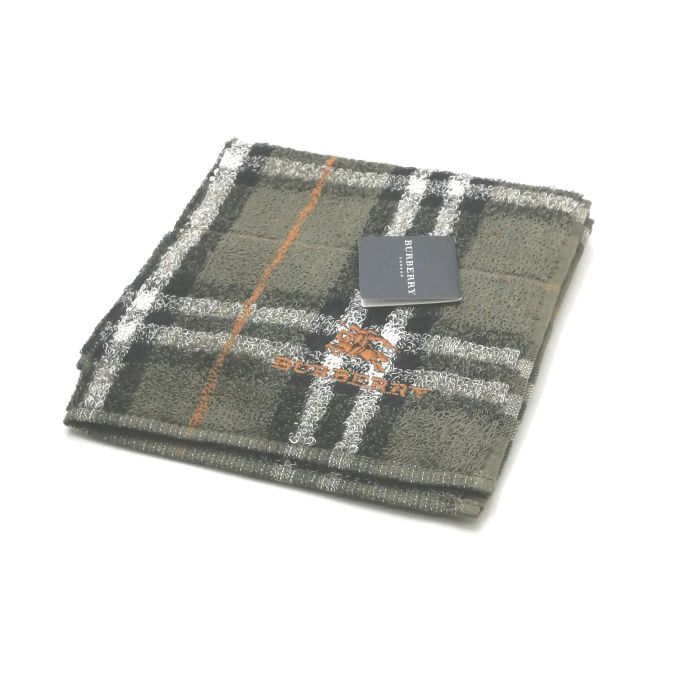 商品情報素材/カラー綿/グリーン系サイズ/寸法縦x横…約26x26（センチ）※多少の誤差はご了承下さいませ。ランクN下記をご参照くださいませ。商品説明※未使用品のみの販売となりますが、納品時の折り畳み方がそれぞれ異なります。納品時の状態での発送となり、畳みシワがありますことをご理解、ご了承の程、宜しくお願い致します。※付属品はつきません。ご了承くださいませ。注意※洗濯は、お近くのクリーニング専門店を推奨します。※当店は、ラッピングサービスは行っておりません。予めご了承くださいませ。※配送日時指定はできません。●お急ぎの場合は、宅急便（別途送料がかかります）も受け付けております。●代金引換も承っております。（別途、送料と代金引換手数料がかかります）※ご購入の前に、お問い合わせ欄より宅急便を希望の旨、ご連絡くださいます様、宜しくお願い致します。会社概要の、返品・中古品に関しましてを必ずご確認頂き、ご注文頂きます様、お願い致します。ランク表N…未使用品S…数回程度の使用で、汚れ等がない極美品SA…使用感・汚れが少なく、綺麗なお品A…使用感・汚れ・小キズは若干ありますが、状態良好なお品AB…多少、使用感・汚れはありますが、通常使用には問題ないお品B…使用感・汚れはありますが、通常使用には問題ないお品BC…使用感が多くみられる商品ですが、ご使用には問題の無いお品C…かなり使用感・汚れがあり、場合によっては、お直しが必要なお品J…難有のお品（ジャンク品）メール便対応OK【売れ筋】【限定1枚】【未使用ハンカチ】BURBERRYバーバリータオルハンカチ【グリーン系】 バーバリーのハンカチも続々展開中♪ 大人気ブランド♪バーバリー ベースグリーン系です。王道チェックデザイン(^^)/このご時世、衛生面においても気になりますよね…1枚あれば、エアタオル、ペーパータオルの使用に抵抗ある方や、応急用マスクとして口に当てることにも抵抗なし(^^)/このご時世ならではの必須アイテムの一つ( ｀ー´)ノこの機会に是非どうぞ(^O^)／※未使用品のみの販売となりますが、納品時の折り畳み方がそれぞれ異なります。納品時の状態での発送となり、畳みシワがありますことをご理解、ご了承の程、宜しくお願い致します。※付属品はつきません。ご了承くださいませ。 王道チェックデザイン(*^^*) グリーンカラー(^^)/ 安心の日本製です バーバリー好きな方 デザインにこだわりのある方 緑系をお探しの方 ご来店、誠に有難うございます。 服飾雑貨リスト　店長高橋です。 8月…猛暑というか湿気が…除湿にしても電気代が怖いです… でも熱中症になってしまっては本末転倒(^^;) 今月も自分の仕事を全力で頑張っていきます(^^)/ 日本を支えるビジネスマンの皆さま、日々の激務、本当にお疲れ様です ^^) _旦~~ 暑い日が続いています(^-^; ハンカチ、タオルハンカチ、ウオッシュ・フェイスタオル♪予備はありますか？ 暑い時期は何枚かは持っておきたいですよね♪ 当店では、既に生産終了しているバーバリー・セリーヌ・サンローランのハンカチを 全国からかき集め、販売しております。ほとんどが1点物( ｀ー´)ノ 見つけた時が買い時です♪ぜひこの機会にどうぞ♪ 廃盤香水も取り扱っていますが、仕入れ値がかなり上がっています… 数か月前よりかなり上がっていますので、今後も値上がり傾向は続くと思われます。 物自体も少なくなっており、入手困難な商品は見つけた時が買い時♪ この機会にぜひゲットしてください(^^)/ ちょこっとPR(*^^)v 楽天トップページ検索窓より、【バーバリー　ハンカチ】と入力 （【】不要）すれば、当店のハンカチがズラッと出ます(^^)/ 3日〜7日以内にお届け1
