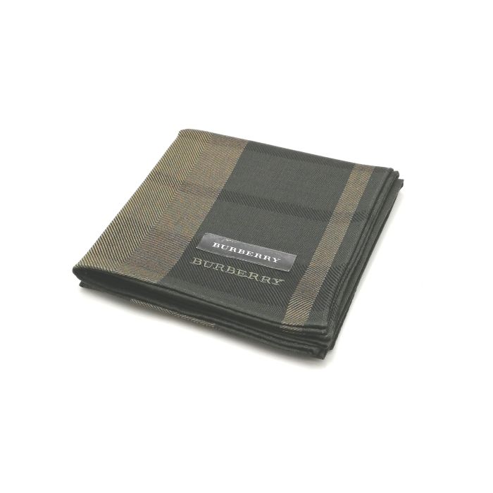 商品情報素材/カラー綿/グリーン系サイズ/寸法縦x横…約49x49（センチ）※多少の誤差はご了承下さいませ。ランクN下記をご参照くださいませ。商品説明※未使用品のみの販売となりますが、納品時の折り畳み方がそれぞれ異なります。納品時の状態での発送となり、畳みシワがありますことをご理解、ご了承の程、宜しくお願い致します。※付属品はつきません。ご了承くださいませ。注意※洗濯は、お近くのクリーニング専門店を推奨します。※当店は、ラッピングサービスは行っておりません。予めご了承くださいませ。※配送日時指定はできません。●お急ぎの場合は、宅急便（別途送料がかかります）も受け付けております。●代金引換も承っております。（別途、送料と代金引換手数料がかかります）※ご購入の前に、お問い合わせ欄より宅急便を希望の旨、ご連絡くださいます様、宜しくお願い致します。会社概要の、返品・中古品に関しましてを必ずご確認頂き、ご注文頂きます様、お願い致します。ランク表N…未使用品S…数回程度の使用で、汚れ等がない極美品SA…使用感・汚れが少なく、綺麗なお品A…使用感・汚れ・小キズは若干ありますが、状態良好なお品AB…多少、使用感・汚れはありますが、通常使用には問題ないお品B…使用感・汚れはありますが、通常使用には問題ないお品BC…使用感が多くみられる商品ですが、ご使用には問題の無いお品C…かなり使用感・汚れがあり、場合によっては、お直しが必要なお品J…難有のお品（ジャンク品）メール便対応OK【売れ筋】【未使用ハンカチ】BURBERRYバーバリーハンカチ【グリーン系】 バーバリーのハンカチも続々展開中♪ 大人気ブランド♪バーバリー ベースグリーン系です。シンプルでカッコイイデザイン(^^)/このご時世、衛生面においても気になりますよね…1枚あれば、エアタオル、ペーパータオルの使用に抵抗ある方や、応急用マスクとして口に当てることにも抵抗なし(^^)/このご時世ならではの必須アイテムの一つ( ｀ー´)ノこの機会に是非どうぞ(^O^)／※未使用品のみの販売となりますが、納品時の折り畳み方がそれぞれ異なります。納品時の状態での発送となり、畳みシワがありますことをご理解、ご了承の程、宜しくお願い致します。※付属品はつきません。ご了承くださいませ。 シンプルでカッコイイデザイン(*^^*) グリーンカラー(^^)/ 安心の日本製です バーバリー好きな方 デザインにこだわりのある方 緑系をお探しの方 ご来店、誠に有難うございます。服飾雑貨リスト　店長高橋です。8月…猛暑というか湿気が…除湿にしても電気代が怖いです…でも熱中症になってしまっては本末転倒(^^;)今月も自分の仕事を全力で頑張っていきます(^^)/日本を支えるビジネスマンの皆さま、日々の激務、本当にお疲れ様です ^^) _旦~~暑い日が続いています(^-^;ハンカチ、タオルハンカチ、ウオッシュ・フェイスタオル♪予備はありますか？暑い時期は何枚かは持っておきたいですよね♪当店では、既に生産終了しているバーバリー・セリーヌ・サンローランのハンカチを全国からかき集め、販売しております。ほとんどが1点物( ｀ー´)ノ見つけた時が買い時です♪ぜひこの機会にどうぞ♪廃盤香水も取り扱っていますが、仕入れ値がかなり上がっています…数か月前よりかなり上がっていますので、今後も値上がり傾向は続くと思われます。物自体も少なくなっており、入手困難な商品は見つけた時が買い時♪この機会にぜひゲットしてください(^^)/ちょこっとPR(*^^)v楽天トップページ検索窓より、【バーバリー　ハンカチ】と入力（【】不要）すれば、当店のハンカチがズラッと出ます(^^)/ 3日〜7日以内にお届け1