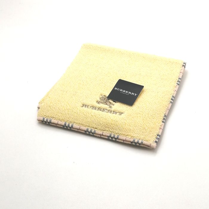 商品情報素材/カラー綿/イエロー系サイズ/寸法縦x横…約26x27（センチ）※多少の誤差はご了承下さいませ。ランクN下記をご参照くださいませ。商品説明※未使用品のみの販売となりますが、納品時の折り畳み方がそれぞれ異なります。納品時の状態での発送となり、畳みシワがありますことをご理解、ご了承の程、宜しくお願い致します。※付属品はつきません。ご了承くださいませ。注意※洗濯は、お近くのクリーニング専門店を推奨します。※当店は、ラッピングサービスは行っておりません。予めご了承くださいませ。※配送日時指定はできません。●お急ぎの場合は、宅急便（別途送料がかかります）も受け付けております。●代金引換も承っております。（別途、送料と代金引換手数料がかかります）※ご購入の前に、お問い合わせ欄より宅急便を希望の旨、ご連絡くださいます様、宜しくお願い致します。会社概要の、返品・中古品に関しましてを必ずご確認頂き、ご注文頂きます様、お願い致します。ランク表N…未使用品S…数回程度の使用で、汚れ等がない極美品SA…使用感・汚れが少なく、綺麗なお品A…使用感・汚れ・小キズは若干ありますが、状態良好なお品AB…多少、使用感・汚れはありますが、通常使用には問題ないお品B…使用感・汚れはありますが、通常使用には問題ないお品BC…使用感が多くみられる商品ですが、ご使用には問題の無いお品C…かなり使用感・汚れがあり、場合によっては、お直しが必要なお品J…難有のお品（ジャンク品）メール便対応OK【売れ筋】【未使用ハンカチ】BURBERRYバーバリータオルハンカチ【イエロー系】 バーバリーのハンカチも続々展開中♪ 大人気ブランド♪バーバリー ベースライトイエロー系です。シンプルデザイン♪※裏面はガーゼタイプとなります。このご時世、衛生面においても気になりますよね…1枚あれば、エアタオル、ペーパータオルの使用に抵抗ある方や、応急用マスクとして口に当てることにも抵抗なし(^^)/このご時世ならではの必須アイテムの一つ( ｀ー´)ノこの機会に是非どうぞ(^O^)／※未使用品のみの販売となりますが、納品時の折り畳み方がそれぞれ異なります。納品時の状態での発送となり、畳みシワがありますことをご理解、ご了承の程、宜しくお願い致します。※付属品はつきません。ご了承くださいませ。 シンプルデザイン(*^^*) 明るいカラー(^^)/ 安心の日本製です バーバリー好きな方 デザインにこだわりのある方 タオルハンカチをお探しの方 ご来店、誠に有難うございます。服飾雑貨リスト　店長高橋です。8月…猛暑というか湿気が…除湿にしても電気代が怖いです…でも熱中症になってしまっては本末転倒(^^;)今月も自分の仕事を全力で頑張っていきます(^^)/日本を支えるビジネスマンの皆さま、日々の激務、本当にお疲れ様です ^^) _旦~~暑い日が続いています(^-^;ハンカチ、タオルハンカチ、ウオッシュ・フェイスタオル♪予備はありますか？暑い時期は何枚かは持っておきたいですよね♪当店では、既に生産終了しているバーバリー・セリーヌ・サンローランのハンカチを全国からかき集め、販売しております。ほとんどが1点物( ｀ー´)ノ見つけた時が買い時です♪ぜひこの機会にどうぞ♪廃盤香水も取り扱っていますが、仕入れ値がかなり上がっています…数か月前よりかなり上がっていますので、今後も値上がり傾向は続くと思われます。物自体も少なくなっており、入手困難な商品は見つけた時が買い時♪この機会にぜひゲットしてください(^^)/ちょこっとPR(*^^)v楽天トップページ検索窓より、【バーバリー　ハンカチ】と入力（【】不要）すれば、当店のハンカチがズラッと出ます(^^)/ 3日〜7日以内にお届け1