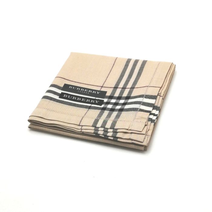商品情報素材/カラー綿/ベージュ系サイズ/寸法縦x横…約50x50（センチ）※多少の誤差はご了承下さいませ。ランクN下記をご参照くださいませ。商品説明※未使用品のみの販売となりますが、納品時の折り畳み方がそれぞれ異なります。納品時の状態での発送となり、畳みシワがありますことをご理解、ご了承の程、宜しくお願い致します。※付属品はつきません。ご了承くださいませ。注意※洗濯は、お近くのクリーニング専門店を推奨します。※当店は、ラッピングサービスは行っておりません。予めご了承くださいませ。※配送日時指定はできません。●お急ぎの場合は、宅急便（別途送料がかかります）も受け付けております。●代金引換も承っております。（別途、送料と代金引換手数料がかかります）※ご購入の前に、お問い合わせ欄より宅急便を希望の旨、ご連絡くださいます様、宜しくお願い致します。会社概要の、返品・中古品に関しましてを必ずご確認頂き、ご注文頂きます様、お願い致します。ランク表N…未使用品S…数回程度の使用で、汚れ等がない極美品SA…使用感・汚れが少なく、綺麗なお品A…使用感・汚れ・小キズは若干ありますが、状態良好なお品AB…多少、使用感・汚れはありますが、通常使用には問題ないお品B…使用感・汚れはありますが、通常使用には問題ないお品BC…使用感が多くみられる商品ですが、ご使用には問題の無いお品C…かなり使用感・汚れがあり、場合によっては、お直しが必要なお品J…難有のお品（ジャンク品）メール便対応OK【売れ筋】【未使用ハンカチ】BURBERRYバーバリーハンカチ【ベージュ系】 バーバリーのハンカチも続々展開中♪ 大人気ブランド♪バーバリー ベースベージュ系です。王道チェックデザイン(^^)/このご時世、衛生面においても気になりますよね…1枚あれば、エアタオル、ペーパータオルの使用に抵抗ある方や、応急用マスクとして口に当てることにも抵抗なし(^^)/このご時世ならではの必須アイテムの一つ( ｀ー´)ノこの機会に是非どうぞ(^O^)／※未使用品のみの販売となりますが、納品時の折り畳み方がそれぞれ異なります。納品時の状態での発送となり、畳みシワがありますことをご理解、ご了承の程、宜しくお願い致します。※付属品はつきません。ご了承くださいませ。 王道チェックデザイン(*^^*) ベージュカラー(^^)/ 安心の日本製です バーバリー好きな方 デザインにこだわりのある方 ベージュ系をお探しの方 ご来店、誠に有難うございます。服飾雑貨リスト　店長高橋です。8月…猛暑というか湿気が…除湿にしても電気代が怖いです…でも熱中症になってしまっては本末転倒(^^;)今月も自分の仕事を全力で頑張っていきます(^^)/日本を支えるビジネスマンの皆さま、日々の激務、本当にお疲れ様です ^^) _旦~~暑い日が続いています(^-^;ハンカチ、タオルハンカチ、ウオッシュ・フェイスタオル♪予備はありますか？暑い時期は何枚かは持っておきたいですよね♪当店では、既に生産終了しているバーバリー・セリーヌ・サンローランのハンカチを全国からかき集め、販売しております。ほとんどが1点物( ｀ー´)ノ見つけた時が買い時です♪ぜひこの機会にどうぞ♪廃盤香水も取り扱っていますが、仕入れ値がかなり上がっています…数か月前よりかなり上がっていますので、今後も値上がり傾向は続くと思われます。物自体も少なくなっており、入手困難な商品は見つけた時が買い時♪この機会にぜひゲットしてください(^^)/ちょこっとPR(*^^)v楽天トップページ検索窓より、【バーバリー　ハンカチ】と入力（【】不要）すれば、当店のハンカチがズラッと出ます(^^)/ 3日〜7日以内にお届け1