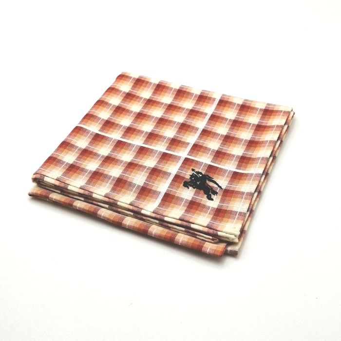 商品情報素材/カラー綿/レッド系サイズ/寸法縦x横…約49x50（センチ）※多少の誤差はご了承下さいませ。ランクN下記をご参照くださいませ。商品説明※未使用品のみの販売となりますが、納品時の折り畳み方がそれぞれ異なります。納品時の状態での発送となり、畳みシワがありますことをご理解、ご了承の程、宜しくお願い致します。※付属品はつきません。ご了承くださいませ。注意※洗濯は、お近くのクリーニング専門店を推奨します。※当店は、ラッピングサービスは行っておりません。予めご了承くださいませ。※配送日時指定はできません。●お急ぎの場合は、宅急便（別途送料がかかります）も受け付けております。●代金引換も承っております。（別途、送料と代金引換手数料がかかります）※ご購入の前に、お問い合わせ欄より宅急便を希望の旨、ご連絡くださいます様、宜しくお願い致します。会社概要の、返品・中古品に関しましてを必ずご確認頂き、ご注文頂きます様、お願い致します。ランク表N…未使用品S…数回程度の使用で、汚れ等がない極美品SA…使用感・汚れが少なく、綺麗なお品A…使用感・汚れ・小キズは若干ありますが、状態良好なお品AB…多少、使用感・汚れはありますが、通常使用には問題ないお品B…使用感・汚れはありますが、通常使用には問題ないお品BC…使用感が多くみられる商品ですが、ご使用には問題の無いお品C…かなり使用感・汚れがあり、場合によっては、お直しが必要なお品J…難有のお品（ジャンク品）メール便対応OK【売れ筋】【未使用ハンカチ】BURBERRYバーバリーハンカチ【レッド系】 バーバリーのハンカチも続々展開中♪ 大人気ブランド♪バーバリー ベースレッド系グラデです。人気のデザイン(^^)/このご時世、衛生面においても気になりますよね…1枚あれば、エアタオル、ペーパータオルの使用に抵抗ある方や、応急用マスクとして口に当てることにも抵抗なし(^^)/このご時世ならではの必須アイテムの一つ( ｀ー´)ノこの機会に是非どうぞ(^O^)／※未使用品のみの販売となりますが、納品時の折り畳み方がそれぞれ異なります。納品時の状態での発送となり、畳みシワがありますことをご理解、ご了承の程、宜しくお願い致します。※付属品はつきません。ご了承くださいませ。 人気のデザイン(*^^*) レッド系グラデカラー(^^)/ 安心の日本製です バーバリー好きな方 デザインにこだわりのある方 赤系をお探しの方 ご来店、誠に有難うございます。服飾雑貨リスト　店長高橋です。10月…去年の季節外れの暑さは何だったんでしょうか…朝晩はかなり冷え込み、毛布をかけないとさすがに寒いです…日々の体調管理は徹底しなければなりませんね(^^;)日本を支えるビジネスマンの皆さま、日々の激務、本当にお疲れ様です ^^) _旦~~さて、ほとんどの企業様はクールビズ終了で、移行期間に入るかと思います。ブランド品は（ネクタイもそうですが…）価格がかなり上がってる印象です。ネクタイの準備はできていますか？中古も相場は上がりつつありますが、当店はなんとか価格帯を維持しつつ様々なブランドを取り扱っていきたいと思います。中古品は基本1点ものです。見つけた時が買い時♪ぜひ一度ご覧下さいませ。ちょこっとPR(*^^)v楽天トップページ検索窓より、【中古ネクタイ】と入力（【】スペース不要）すれば、当店のネクタイがズラッと出ます(^^)/ 3日〜7日以内にお届け1