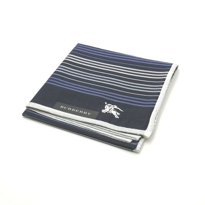商品情報素材/カラー綿/ネイビー系サイズ/寸法縦x横…約50x50（センチ）※多少の誤差はご了承下さいませ。ランクN下記をご参照くださいませ。商品説明※未使用品のみの販売となりますが、納品時の折り畳み方がそれぞれ異なります。納品時の状態での発送となり、畳みシワがありますことをご理解、ご了承の程、宜しくお願い致します。※付属品はつきません。ご了承くださいませ。注意※洗濯は、お近くのクリーニング専門店を推奨します。※当店は、ラッピングサービスは行っておりません。予めご了承くださいませ。※配送日時指定はできません。●お急ぎの場合は、宅急便（別途送料がかかります）も受け付けております。●代金引換も承っております。（別途、送料と代金引換手数料がかかります）※ご購入の前に、お問い合わせ欄より宅急便を希望の旨、ご連絡くださいます様、宜しくお願い致します。会社概要の、返品・中古品に関しましてを必ずご確認頂き、ご注文頂きます様、お願い致します。ランク表N…未使用品S…数回程度の使用で、汚れ等がない極美品SA…使用感・汚れが少なく、綺麗なお品A…使用感・汚れ・小キズは若干ありますが、状態良好なお品AB…多少、使用感・汚れはありますが、通常使用には問題ないお品B…使用感・汚れはありますが、通常使用には問題ないお品BC…使用感が多くみられる商品ですが、ご使用には問題の無いお品C…かなり使用感・汚れがあり、場合によっては、お直しが必要なお品J…難有のお品（ジャンク品）メール便対応OK【売れ筋】【未使用ハンカチ】BURBERRYバーバリーハンカチ【ネイビー系】 バーバリーのハンカチも続々展開中♪ 大人気ブランド♪バーバリー ベース濃紺系です。シンプルなボーダーデザイン(^^)/このご時世、衛生面においても気になりますよね…1枚あれば、エアタオル、ペーパータオルの使用に抵抗ある方や、応急用マスクとして口に当てることにも抵抗なし(^^)/このご時世ならではの必須アイテムの一つ( ｀ー´)ノこの機会に是非どうぞ(^O^)／※未使用品のみの販売となりますが、納品時の折り畳み方がそれぞれ異なります。納品時の状態での発送となり、畳みシワがありますことをご理解、ご了承の程、宜しくお願い致します。※付属品はつきません。ご了承くださいませ。 ボーダーデザイン(*^^*) 濃紺カラー(^^)/ 安心の日本製です バーバリー好きな方 デザインにこだわりのある方 紺系をお探しの方 ご来店、誠に有難うございます。服飾雑貨リスト　店長高橋です。10月…去年の季節外れの暑さは何だったんでしょうか…朝晩はかなり冷え込み、毛布をかけないとさすがに寒いです…日々の体調管理は徹底しなければなりませんね(^^;)日本を支えるビジネスマンの皆さま、日々の激務、本当にお疲れ様です ^^) _旦~~さて、ほとんどの企業様はクールビズ終了で、移行期間に入るかと思います。ブランド品は（ネクタイもそうですが…）価格がかなり上がってる印象です。ネクタイの準備はできていますか？中古も相場は上がりつつありますが、当店はなんとか価格帯を維持しつつ様々なブランドを取り扱っていきたいと思います。中古品は基本1点ものです。見つけた時が買い時♪ぜひ一度ご覧下さいませ。ちょこっとPR(*^^)v楽天トップページ検索窓より、【中古ネクタイ】と入力（【】スペース不要）すれば、当店のネクタイがズラッと出ます(^^)/ 3日〜7日以内にお届け1
