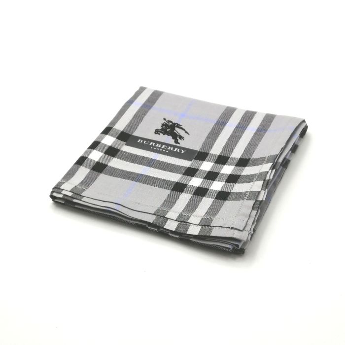 商品情報素材/カラー綿/グレー系サイズ/寸法縦x横…約50x50（センチ）※多少の誤差はご了承下さいませ。ランクN下記をご参照くださいませ。商品説明※未使用品のみの販売となりますが、納品時の折り畳み方がそれぞれ異なります。納品時の状態での発送となり、畳みシワがありますことをご理解、ご了承の程、宜しくお願い致します。※付属品はつきません。ご了承くださいませ。※長期保管によるシワがあります。注意※洗濯は、お近くのクリーニング専門店を推奨します。※当店は、ラッピングサービスは行っておりません。予めご了承くださいませ。※配送日時指定はできません。●お急ぎの場合は、宅急便（別途送料がかかります）も受け付けております。●代金引換も承っております。（別途、送料と代金引換手数料がかかります）※ご購入の前に、お問い合わせ欄より宅急便を希望の旨、ご連絡くださいます様、宜しくお願い致します。会社概要の、返品・中古品に関しましてを必ずご確認頂き、ご注文頂きます様、お願い致します。ランク表N…未使用品S…数回程度の使用で、汚れ等がない極美品SA…使用感・汚れが少なく、綺麗なお品A…使用感・汚れ・小キズは若干ありますが、状態良好なお品AB…多少、使用感・汚れはありますが、通常使用には問題ないお品B…使用感・汚れはありますが、通常使用には問題ないお品BC…使用感が多くみられる商品ですが、ご使用には問題の無いお品C…かなり使用感・汚れがあり、場合によっては、お直しが必要なお品J…難有のお品（ジャンク品）メール便対応OK【売れ筋】【未使用ハンカチ】BURBERRYバーバリーハンカチ【グレー系】 バーバリーのハンカチも続々展開中♪ 大人気ブランド♪バーバリー ベースライトグレー系です。王道チェックデザイン(^^)/このご時世、衛生面においても気になりますよね…1枚あれば、エアタオル、ペーパータオルの使用に抵抗ある方や、応急用マスクとして口に当てることにも抵抗なし(^^)/このご時世ならではの必須アイテムの一つ( ｀ー´)ノこの機会に是非どうぞ(^O^)／※未使用品のみの販売となりますが、納品時の折り畳み方がそれぞれ異なります。納品時の状態での発送となり、畳みシワがありますことをご理解、ご了承の程、宜しくお願い致します。※付属品はつきません。ご了承くださいませ。 王道チェックデザイン(*^^*) ライトグレーカラー(^^)/ 安心の日本製です バーバリー好きな方 デザインにこだわりのある方 クレー系をお探しの方 ご来店、誠に有難うございます。服飾雑貨リスト　店長高橋です。10月…去年の季節外れの暑さは何だったんでしょうか…朝晩はかなり冷え込み、毛布をかけないとさすがに寒いです…日々の体調管理は徹底しなければなりませんね(^^;)日本を支えるビジネスマンの皆さま、日々の激務、本当にお疲れ様です ^^) _旦~~さて、ほとんどの企業様はクールビズ終了で、移行期間に入るかと思います。ブランド品は（ネクタイもそうですが…）価格がかなり上がってる印象です。ネクタイの準備はできていますか？中古も相場は上がりつつありますが、当店はなんとか価格帯を維持しつつ様々なブランドを取り扱っていきたいと思います。中古品は基本1点ものです。見つけた時が買い時♪ぜひ一度ご覧下さいませ。ちょこっとPR(*^^)v楽天トップページ検索窓より、【中古ネクタイ】と入力（【】スペース不要）すれば、当店のネクタイがズラッと出ます(^^)/ 3日〜7日以内にお届け1