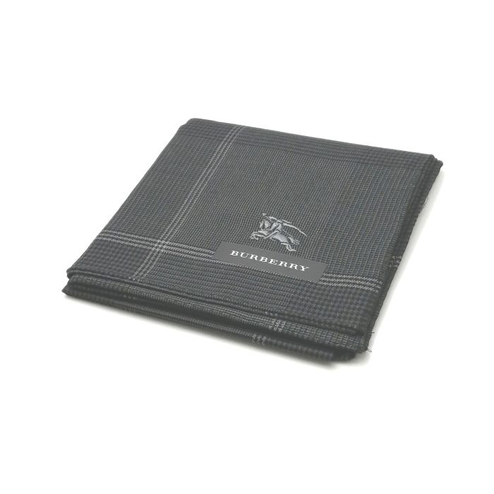 商品情報素材/カラー綿/グレー系サイズ/寸法縦x横…約49x49（センチ）※多少の誤差はご了承下さいませ。ランクN下記をご参照くださいませ。商品説明※未使用品のみの販売となりますが、納品時の折り畳み方がそれぞれ異なります。納品時の状態での発送となり、畳みシワがありますことをご理解、ご了承の程、宜しくお願い致します。※付属品はつきません。ご了承くださいませ。注意※洗濯は、お近くのクリーニング専門店を推奨します。※当店は、ラッピングサービスは行っておりません。予めご了承くださいませ。※配送日時指定はできません。●お急ぎの場合は、宅急便（別途送料がかかります）も受け付けております。●代金引換も承っております。（別途、送料と代金引換手数料がかかります）※ご購入の前に、お問い合わせ欄より宅急便を希望の旨、ご連絡くださいます様、宜しくお願い致します。会社概要の、返品・中古品に関しましてを必ずご確認頂き、ご注文頂きます様、お願い致します。ランク表N…未使用品S…数回程度の使用で、汚れ等がない極美品SA…使用感・汚れが少なく、綺麗なお品A…使用感・汚れ・小キズは若干ありますが、状態良好なお品AB…多少、使用感・汚れはありますが、通常使用には問題ないお品B…使用感・汚れはありますが、通常使用には問題ないお品BC…使用感が多くみられる商品ですが、ご使用には問題の無いお品C…かなり使用感・汚れがあり、場合によっては、お直しが必要なお品J…難有のお品（ジャンク品）メール便対応OK【売れ筋】【未使用ハンカチ】BURBERRYバーバリーハンカチ【グレー系】 バーバリーのハンカチも続々展開中♪ 大人気ブランド♪バーバリー ベースダークグレー系です。カッコイイチェックデザイン(^^)/このご時世、衛生面においても気になりますよね…1枚あれば、エアタオル、ペーパータオルの使用に抵抗ある方や、応急用マスクとして口に当てることにも抵抗なし(^^)/このご時世ならではの必須アイテムの一つ( ｀ー´)ノこの機会に是非どうぞ(^O^)／※未使用品のみの販売となりますが、納品時の折り畳み方がそれぞれ異なります。納品時の状態での発送となり、畳みシワがありますことをご理解、ご了承の程、宜しくお願い致します。※付属品はつきません。ご了承くださいませ。 カッコイイチェックデザイン(*^^*) グレーカラー(^^)/ 安心の日本製です バーバリー好きな方 デザインにこだわりのある方 グレー系をお探しの方 ご来店、誠に有難うございます。服飾雑貨リスト　店長高橋です。10月…去年の季節外れの暑さは何だったんでしょうか…朝晩はかなり冷え込み、毛布をかけないとさすがに寒いです…日々の体調管理は徹底しなければなりませんね(^^;)日本を支えるビジネスマンの皆さま、日々の激務、本当にお疲れ様です ^^) _旦~~さて、ほとんどの企業様はクールビズ終了で、移行期間に入るかと思います。ブランド品は（ネクタイもそうですが…）価格がかなり上がってる印象です。ネクタイの準備はできていますか？中古も相場は上がりつつありますが、当店はなんとか価格帯を維持しつつ様々なブランドを取り扱っていきたいと思います。中古品は基本1点ものです。見つけた時が買い時♪ぜひ一度ご覧下さいませ。ちょこっとPR(*^^)v楽天トップページ検索窓より、【中古ネクタイ】と入力（【】スペース不要）すれば、当店のネクタイがズラッと出ます(^^)/ 3日〜7日以内にお届け1