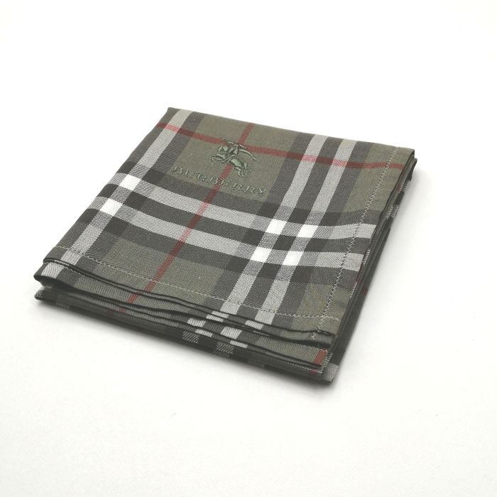 商品情報素材/カラー綿/カーキ系サイズ/寸法縦x横…約50x50（センチ）※多少の誤差はご了承下さいませ。ランクN下記をご参照くださいませ。商品説明※未使用品のみの販売となりますが、納品時の折り畳み方がそれぞれ異なります。納品時の状態での発送となり、畳みシワがありますことをご理解、ご了承の程、宜しくお願い致します。※付属品はつきません。ご了承くださいませ。注意※洗濯は、お近くのクリーニング専門店を推奨します。※当店は、ラッピングサービスは行っておりません。予めご了承くださいませ。※配送日時指定はできません。●お急ぎの場合は、宅急便（別途送料がかかります）も受け付けております。●代金引換も承っております。（別途、送料と代金引換手数料がかかります）※ご購入の前に、お問い合わせ欄より宅急便を希望の旨、ご連絡くださいます様、宜しくお願い致します。会社概要の、返品・中古品に関しましてを必ずご確認頂き、ご注文頂きます様、お願い致します。ランク表N…未使用品S…数回程度の使用で、汚れ等がない極美品SA…使用感・汚れが少なく、綺麗なお品A…使用感・汚れ・小キズは若干ありますが、状態良好なお品AB…多少、使用感・汚れはありますが、通常使用には問題ないお品B…使用感・汚れはありますが、通常使用には問題ないお品BC…使用感が多くみられる商品ですが、ご使用には問題の無いお品C…かなり使用感・汚れがあり、場合によっては、お直しが必要なお品J…難有のお品（ジャンク品）メール便対応OK【売れ筋】【未使用ハンカチ】BURBERRYバーバリーハンカチ【カーキ系】 バーバリーのハンカチも続々展開中♪ 大人気ブランド♪バーバリー ベースカーキ系です。王道チェックデザイン(^^)/このご時世、衛生面においても気になりますよね…1枚あれば、エアタオル、ペーパータオルの使用に抵抗ある方や、応急用マスクとして口に当てることにも抵抗なし(^^)/このご時世ならではの必須アイテムの一つ( ｀ー´)ノこの機会に是非どうぞ(^O^)／※未使用品のみの販売となりますが、納品時の折り畳み方がそれぞれ異なります。納品時の状態での発送となり、畳みシワがありますことをご理解、ご了承の程、宜しくお願い致します。※付属品はつきません。ご了承くださいませ。 王道チェックデザイン(*^^*) カーキカラー(^^)/ 安心の日本製です バーバリー好きな方 デザインにこだわりのある方 カーキ系をお探しの方 ご来店、誠に有難うございます。服飾雑貨リスト　店長高橋です。10月…去年の季節外れの暑さは何だったんでしょうか…朝晩はかなり冷え込み、毛布をかけないとさすがに寒いです…日々の体調管理は徹底しなければなりませんね(^^;)日本を支えるビジネスマンの皆さま、日々の激務、本当にお疲れ様です ^^) _旦~~さて、ほとんどの企業様はクールビズ終了で、移行期間に入るかと思います。ブランド品は（ネクタイもそうですが…）価格がかなり上がってる印象です。ネクタイの準備はできていますか？中古も相場は上がりつつありますが、当店はなんとか価格帯を維持しつつ様々なブランドを取り扱っていきたいと思います。中古品は基本1点ものです。見つけた時が買い時♪ぜひ一度ご覧下さいませ。ちょこっとPR(*^^)v楽天トップページ検索窓より、【中古ネクタイ】と入力（【】スペース不要）すれば、当店のネクタイがズラッと出ます(^^)/ 3日〜7日以内にお届け1