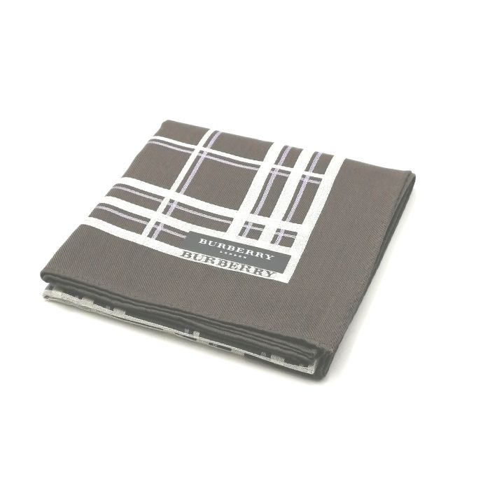 商品情報素材/カラー綿/ブラウン系サイズ/寸法縦x横…約49x50（センチ）※多少の誤差はご了承下さいませ。ランクN下記をご参照くださいませ。商品説明※未使用品のみの販売となりますが、納品時の折り畳み方がそれぞれ異なります。納品時の状態での発送となり、畳みシワがありますことをご理解、ご了承の程、宜しくお願い致します。※付属品はつきません。ご了承くださいませ。注意※洗濯は、お近くのクリーニング専門店を推奨します。※当店は、ラッピングサービスは行っておりません。予めご了承くださいませ。※配送日時指定はできません。●お急ぎの場合は、宅急便（別途送料がかかります）も受け付けております。●代金引換も承っております。（別途、送料と代金引換手数料がかかります）※ご購入の前に、お問い合わせ欄より宅急便を希望の旨、ご連絡くださいます様、宜しくお願い致します。会社概要の、返品・中古品に関しましてを必ずご確認頂き、ご注文頂きます様、お願い致します。ランク表N…未使用品S…数回程度の使用で、汚れ等がない極美品SA…使用感・汚れが少なく、綺麗なお品A…使用感・汚れ・小キズは若干ありますが、状態良好なお品AB…多少、使用感・汚れはありますが、通常使用には問題ないお品B…使用感・汚れはありますが、通常使用には問題ないお品BC…使用感が多くみられる商品ですが、ご使用には問題の無いお品C…かなり使用感・汚れがあり、場合によっては、お直しが必要なお品J…難有のお品（ジャンク品）メール便対応OK【売れ筋】【未使用ハンカチ】BURBERRYバーバリーハンカチ【ブラウン系】 バーバリーのハンカチも続々展開中♪ 大人気ブランド♪バーバリー ベースブラウン系です。王道チェックデザイン(^^)/このご時世、衛生面においても気になりますよね…1枚あれば、エアタオル、ペーパータオルの使用に抵抗ある方や、応急用マスクとして口に当てることにも抵抗なし(^^)/このご時世ならではの必須アイテムの一つ( ｀ー´)ノこの機会に是非どうぞ(^O^)／※未使用品のみの販売となりますが、納品時の折り畳み方がそれぞれ異なります。納品時の状態での発送となり、畳みシワがありますことをご理解、ご了承の程、宜しくお願い致します。※付属品はつきません。ご了承くださいませ。 王道チェックデザイン(*^^*) ブラウンカラー(^^)/ 安心の日本製です バーバリー好きな方 デザインにこだわりのある方 茶系をお探しの方 ご来店、誠に有難うございます。服飾雑貨リスト　店長高橋です。10月…去年の季節外れの暑さは何だったんでしょうか…朝晩はかなり冷え込み、毛布をかけないとさすがに寒いです…日々の体調管理は徹底しなければなりませんね(^^;)日本を支えるビジネスマンの皆さま、日々の激務、本当にお疲れ様です ^^) _旦~~さて、ほとんどの企業様はクールビズ終了で、移行期間に入るかと思います。ブランド品は（ネクタイもそうですが…）価格がかなり上がってる印象です。ネクタイの準備はできていますか？中古も相場は上がりつつありますが、当店はなんとか価格帯を維持しつつ様々なブランドを取り扱っていきたいと思います。中古品は基本1点ものです。見つけた時が買い時♪ぜひ一度ご覧下さいませ。ちょこっとPR(*^^)v楽天トップページ検索窓より、【中古ネクタイ】と入力（【】スペース不要）すれば、当店のネクタイがズラッと出ます(^^)/ 3日〜7日以内にお届け1