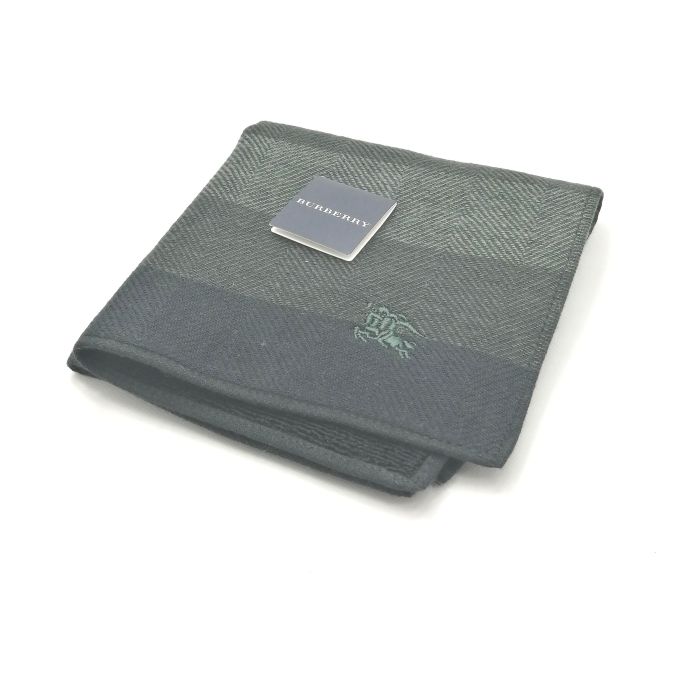 商品情報素材/カラー綿/グリーン系サイズ/寸法縦x横…約26x26（センチ）※多少の誤差はご了承下さいませ。ランクN下記をご参照くださいませ。商品説明※未使用品のみの販売となりますが、納品時の折り畳み方がそれぞれ異なります。納品時の状態での発送となり、畳みシワがありますことをご理解、ご了承の程、宜しくお願い致します。※付属品はつきません。ご了承くださいませ。注意※洗濯は、お近くのクリーニング専門店を推奨します。※当店は、ラッピングサービスは行っておりません。予めご了承くださいませ。※配送日時指定はできません。●お急ぎの場合は、宅急便（別途送料がかかります）も受け付けております。●代金引換も承っております。（別途、送料と代金引換手数料がかかります）※ご購入の前に、お問い合わせ欄より宅急便を希望の旨、ご連絡くださいます様、宜しくお願い致します。会社概要の、返品・中古品に関しましてを必ずご確認頂き、ご注文頂きます様、お願い致します。ランク表N…未使用品S…数回程度の使用で、汚れ等がない極美品SA…使用感・汚れが少なく、綺麗なお品A…使用感・汚れ・小キズは若干ありますが、状態良好なお品AB…多少、使用感・汚れはありますが、通常使用には問題ないお品B…使用感・汚れはありますが、通常使用には問題ないお品BC…使用感が多くみられる商品ですが、ご使用には問題の無いお品C…かなり使用感・汚れがあり、場合によっては、お直しが必要なお品J…難有のお品（ジャンク品）メール便対応OK【売れ筋】【未使用ハンカチ】BURBERRYバーバリータオルハンカチ【グリーン系】 バーバリーのハンカチも続々展開中♪ 大人気ブランド♪バーバリー ベースグリーン系です。シンプルデザイン(^^)/このご時世、衛生面においても気になりますよね…1枚あれば、エアタオル、ペーパータオルの使用に抵抗ある方や、応急用マスクとして口に当てることにも抵抗なし(^^)/このご時世ならではの必須アイテムの一つ( ｀ー´)ノこの機会に是非どうぞ(^O^)／※未使用品のみの販売となりますが、納品時の折り畳み方がそれぞれ異なります。納品時の状態での発送となり、畳みシワがありますことをご理解、ご了承の程、宜しくお願い致します。※付属品はつきません。ご了承くださいませ。 シンプルデザイン(*^^*) ベースグリーンカラー(^^)/ 安心の日本製です バーバリー好きな方 デザインにこだわりのある方 タオルハンカチをお探しの方 ご来店、誠に有難うございます。服飾雑貨リスト　店長高橋です。10月…去年の季節外れの暑さは何だったんでしょうか…朝晩はかなり冷え込み、毛布をかけないとさすがに寒いです…日々の体調管理は徹底しなければなりませんね(^^;)日本を支えるビジネスマンの皆さま、日々の激務、本当にお疲れ様です ^^) _旦~~さて、ほとんどの企業様はクールビズ終了で、移行期間に入るかと思います。ブランド品は（ネクタイもそうですが…）価格がかなり上がってる印象です。ネクタイの準備はできていますか？中古も相場は上がりつつありますが、当店はなんとか価格帯を維持しつつ様々なブランドを取り扱っていきたいと思います。中古品は基本1点ものです。見つけた時が買い時♪ぜひ一度ご覧下さいませ。ちょこっとPR(*^^)v楽天トップページ検索窓より、【中古ネクタイ】と入力（【】スペース不要）すれば、当店のネクタイがズラッと出ます(^^)/ 3日〜7日以内にお届け1