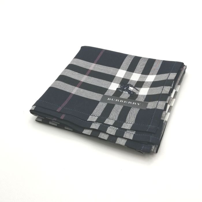 商品情報素材/カラー綿/ネイビー系サイズ/寸法縦x横…約50x50（センチ）※多少の誤差はご了承下さいませ。ランクN下記をご参照くださいませ。商品説明※未使用品のみの販売となりますが、納品時の折り畳み方がそれぞれ異なります。納品時の状態での発送となり、畳みシワがありますことをご理解、ご了承の程、宜しくお願い致します。※付属品はつきません。ご了承くださいませ。注意※洗濯は、お近くのクリーニング専門店を推奨します。※当店は、ラッピングサービスは行っておりません。予めご了承くださいませ。※配送日時指定はできません。●お急ぎの場合は、宅急便（別途送料がかかります）も受け付けております。●代金引換も承っております。（別途、送料と代金引換手数料がかかります）※ご購入の前に、お問い合わせ欄より宅急便を希望の旨、ご連絡くださいます様、宜しくお願い致します。会社概要の、返品・中古品に関しましてを必ずご確認頂き、ご注文頂きます様、お願い致します。ランク表N…未使用品S…数回程度の使用で、汚れ等がない極美品SA…使用感・汚れが少なく、綺麗なお品A…使用感・汚れ・小キズは若干ありますが、状態良好なお品AB…多少、使用感・汚れはありますが、通常使用には問題ないお品B…使用感・汚れはありますが、通常使用には問題ないお品BC…使用感が多くみられる商品ですが、ご使用には問題の無いお品C…かなり使用感・汚れがあり、場合によっては、お直しが必要なお品J…難有のお品（ジャンク品）メール便対応OK【売れ筋】【未使用ハンカチ】BURBERRYバーバリーハンカチ【ネイビー系】 バーバリーのハンカチも続々展開中♪ 大人気ブランド♪バーバリー ベース濃紺系です。王道チェックデザイン(^^)/このご時世、衛生面においても気になりますよね…1枚あれば、エアタオル、ペーパータオルの使用に抵抗ある方や、応急用マスクとして口に当てることにも抵抗なし(^^)/このご時世ならではの必須アイテムの一つ( ｀ー´)ノこの機会に是非どうぞ(^O^)／※未使用品のみの販売となりますが、納品時の折り畳み方がそれぞれ異なります。納品時の状態での発送となり、畳みシワがありますことをご理解、ご了承の程、宜しくお願い致します。※付属品はつきません。ご了承くださいませ。 王道チェックデザイン(*^^*) 濃紺カラー(^^)/ 安心の日本製です バーバリー好きな方 デザインにこだわりのある方 紺系をお探しの方 ご来店、誠に有難うございます。服飾雑貨リスト　店長高橋です。10月…去年の季節外れの暑さは何だったんでしょうか…朝晩はかなり冷え込み、毛布をかけないとさすがに寒いです…日々の体調管理は徹底しなければなりませんね(^^;)日本を支えるビジネスマンの皆さま、日々の激務、本当にお疲れ様です ^^) _旦~~さて、ほとんどの企業様はクールビズ終了で、移行期間に入るかと思います。ブランド品は（ネクタイもそうですが…）価格がかなり上がってる印象です。ネクタイの準備はできていますか？中古も相場は上がりつつありますが、当店はなんとか価格帯を維持しつつ様々なブランドを取り扱っていきたいと思います。中古品は基本1点ものです。見つけた時が買い時♪ぜひ一度ご覧下さいませ。ちょこっとPR(*^^)v楽天トップページ検索窓より、【中古ネクタイ】と入力（【】スペース不要）すれば、当店のネクタイがズラッと出ます(^^)/ 3日〜7日以内にお届け1