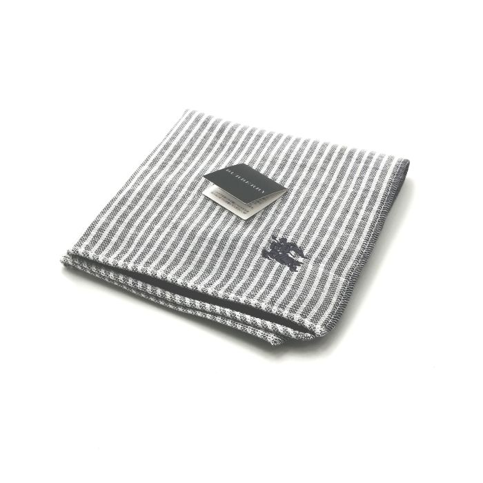 商品情報素材/カラー綿/グレー系サイズ/寸法縦x横…約26x26（センチ）※多少の誤差はご了承下さいませ。ランクN下記をご参照くださいませ。商品説明※未使用品のみの販売となりますが、納品時の折り畳み方がそれぞれ異なります。納品時の状態での発送となり、畳みシワがありますことをご理解、ご了承の程、宜しくお願い致します。※付属品はつきません。ご了承くださいませ。※長期保管によるシワがあります。注意※洗濯は、お近くのクリーニング専門店を推奨します。※当店は、ラッピングサービスは行っておりません。予めご了承くださいませ。※配送日時指定はできません。●お急ぎの場合は、宅急便（別途送料がかかります）も受け付けております。●代金引換も承っております。（別途、送料と代金引換手数料がかかります）※ご購入の前に、お問い合わせ欄より宅急便を希望の旨、ご連絡くださいます様、宜しくお願い致します。会社概要の、返品・中古品に関しましてを必ずご確認頂き、ご注文頂きます様、お願い致します。ランク表N…未使用品S…数回程度の使用で、汚れ等がない極美品SA…使用感・汚れが少なく、綺麗なお品A…使用感・汚れ・小キズは若干ありますが、状態良好なお品AB…多少、使用感・汚れはありますが、通常使用には問題ないお品B…使用感・汚れはありますが、通常使用には問題ないお品BC…使用感が多くみられる商品ですが、ご使用には問題の無いお品C…かなり使用感・汚れがあり、場合によっては、お直しが必要なお品J…難有のお品（ジャンク品）メール便対応OK【売れ筋】【未使用ハンカチ】BURBERRYバーバリータオルハンカチ【グレー系】 バーバリーのハンカチも続々展開中♪ 大人気ブランド♪バーバリー ベースグレー系です。シンプルデザイン(^^)/このご時世、衛生面においても気になりますよね…1枚あれば、エアタオル、ペーパータオルの使用に抵抗ある方や、応急用マスクとして口に当てることにも抵抗なし(^^)/このご時世ならではの必須アイテムの一つ( ｀ー´)ノこの機会に是非どうぞ(^O^)／※未使用品のみの販売となりますが、納品時の折り畳み方がそれぞれ異なります。納品時の状態での発送となり、畳みシワがありますことをご理解、ご了承の程、宜しくお願い致します。※付属品はつきません。ご了承くださいませ。 シンプルデザイン(*^^*) グレーカラー(^^)/ 安心の日本製です バーバリー好きな方 デザインにこだわりのある方 タオルハンカチをお探しの方 ご来店、誠に有難うございます。服飾雑貨リスト　店長高橋です。10月…去年の季節外れの暑さは何だったんでしょうか…朝晩はかなり冷え込み、毛布をかけないとさすがに寒いです…日々の体調管理は徹底しなければなりませんね(^^;)日本を支えるビジネスマンの皆さま、日々の激務、本当にお疲れ様です ^^) _旦~~さて、ほとんどの企業様はクールビズ終了で、移行期間に入るかと思います。ブランド品は（ネクタイもそうですが…）価格がかなり上がってる印象です。ネクタイの準備はできていますか？中古も相場は上がりつつありますが、当店はなんとか価格帯を維持しつつ様々なブランドを取り扱っていきたいと思います。中古品は基本1点ものです。見つけた時が買い時♪ぜひ一度ご覧下さいませ。ちょこっとPR(*^^)v楽天トップページ検索窓より、【中古ネクタイ】と入力（【】スペース不要）すれば、当店のネクタイがズラッと出ます(^^)/ 3日〜7日以内にお届け1