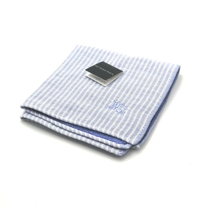 商品情報素材/カラー綿/ブルー系サイズ/寸法縦x横…約26x26（センチ）※多少の誤差はご了承下さいませ。ランクN下記をご参照くださいませ。商品説明※未使用品のみの販売となりますが、納品時の折り畳み方がそれぞれ異なります。納品時の状態での発送となり、畳みシワがありますことをご理解、ご了承の程、宜しくお願い致します。※付属品はつきません。ご了承くださいませ。※長期保管によるシワがあります。注意※洗濯は、お近くのクリーニング専門店を推奨します。※当店は、ラッピングサービスは行っておりません。予めご了承くださいませ。※配送日時指定はできません。●お急ぎの場合は、宅急便（別途送料がかかります）も受け付けております。●代金引換も承っております。（別途、送料と代金引換手数料がかかります）※ご購入の前に、お問い合わせ欄より宅急便を希望の旨、ご連絡くださいます様、宜しくお願い致します。会社概要の、返品・中古品に関しましてを必ずご確認頂き、ご注文頂きます様、お願い致します。ランク表N…未使用品S…数回程度の使用で、汚れ等がない極美品SA…使用感・汚れが少なく、綺麗なお品A…使用感・汚れ・小キズは若干ありますが、状態良好なお品AB…多少、使用感・汚れはありますが、通常使用には問題ないお品B…使用感・汚れはありますが、通常使用には問題ないお品BC…使用感が多くみられる商品ですが、ご使用には問題の無いお品C…かなり使用感・汚れがあり、場合によっては、お直しが必要なお品J…難有のお品（ジャンク品）メール便対応OK【売れ筋】【未使用ハンカチ】BURBERRYバーバリータオルハンカチ【ブルー系】 バーバリーのハンカチも続々展開中♪ 大人気ブランド♪バーバリー ベースライトブルー系です。シンプルデザイン(^^)/このご時世、衛生面においても気になりますよね…1枚あれば、エアタオル、ペーパータオルの使用に抵抗ある方や、応急用マスクとして口に当てることにも抵抗なし(^^)/このご時世ならではの必須アイテムの一つ( ｀ー´)ノこの機会に是非どうぞ(^O^)／※未使用品のみの販売となりますが、納品時の折り畳み方がそれぞれ異なります。納品時の状態での発送となり、畳みシワがありますことをご理解、ご了承の程、宜しくお願い致します。※付属品はつきません。ご了承くださいませ。 シンプルデザイン(*^^*) ライトブルーカラー(^^)/ 安心の日本製です バーバリー好きな方 デザインにこだわりのある方 タオルハンカチをお探しの方 ご来店、誠に有難うございます。服飾雑貨リスト　店長高橋です。10月…去年の季節外れの暑さは何だったんでしょうか…朝晩はかなり冷え込み、毛布をかけないとさすがに寒いです…日々の体調管理は徹底しなければなりませんね(^^;)日本を支えるビジネスマンの皆さま、日々の激務、本当にお疲れ様です ^^) _旦~~さて、ほとんどの企業様はクールビズ終了で、移行期間に入るかと思います。ブランド品は（ネクタイもそうですが…）価格がかなり上がってる印象です。ネクタイの準備はできていますか？中古も相場は上がりつつありますが、当店はなんとか価格帯を維持しつつ様々なブランドを取り扱っていきたいと思います。中古品は基本1点ものです。見つけた時が買い時♪ぜひ一度ご覧下さいませ。ちょこっとPR(*^^)v楽天トップページ検索窓より、【中古ネクタイ】と入力（【】スペース不要）すれば、当店のネクタイがズラッと出ます(^^)/ 3日〜7日以内にお届け1