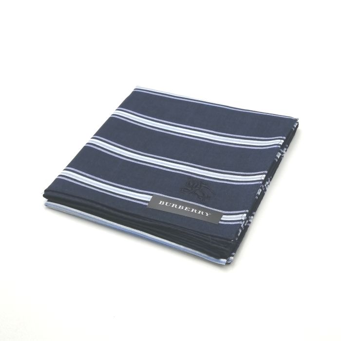 商品情報素材/カラー綿/ネイビー系サイズ/寸法縦x横…約52x52（センチ）※多少の誤差はご了承下さいませ。ランクN下記をご参照くださいませ。商品説明※未使用品のみの販売となりますが、納品時の折り畳み方がそれぞれ異なります。納品時の状態での発送となり、畳みシワがありますことをご理解、ご了承の程、宜しくお願い致します。※付属品はつきません。ご了承くださいませ。注意※洗濯は、お近くのクリーニング専門店を推奨します。※当店は、ラッピングサービスは行っておりません。予めご了承くださいませ。※配送日時指定はできません。●お急ぎの場合は、宅急便（別途送料がかかります）も受け付けております。●代金引換も承っております。（別途、送料と代金引換手数料がかかります）※ご購入の前に、お問い合わせ欄より宅急便を希望の旨、ご連絡くださいます様、宜しくお願い致します。会社概要の、返品・中古品に関しましてを必ずご確認頂き、ご注文頂きます様、お願い致します。ランク表N…未使用品S…数回程度の使用で、汚れ等がない極美品SA…使用感・汚れが少なく、綺麗なお品A…使用感・汚れ・小キズは若干ありますが、状態良好なお品AB…多少、使用感・汚れはありますが、通常使用には問題ないお品B…使用感・汚れはありますが、通常使用には問題ないお品BC…使用感が多くみられる商品ですが、ご使用には問題の無いお品C…かなり使用感・汚れがあり、場合によっては、お直しが必要なお品J…難有のお品（ジャンク品）メール便対応OK【売れ筋】【未使用ハンカチ】BURBERRYバーバリーハンカチ【ネイビー系】 バーバリーのハンカチも続々展開中♪ 大人気ブランド♪バーバリー ベース濃紺系です。カッコイイボーダーデザイン(^^)/このご時世、衛生面においても気になりますよね…1枚あれば、エアタオル、ペーパータオルの使用に抵抗ある方や、応急用マスクとして口に当てることにも抵抗なし(^^)/このご時世ならではの必須アイテムの一つ( ｀ー´)ノこの機会に是非どうぞ(^O^)／※未使用品のみの販売となりますが、納品時の折り畳み方がそれぞれ異なります。納品時の状態での発送となり、畳みシワがありますことをご理解、ご了承の程、宜しくお願い致します。※付属品はつきません。ご了承くださいませ。 カッコイイボーダーデザイン(*^^*) 濃紺カラー(^^)/ 安心の日本製です バーバリー好きな方 デザインにこだわりのある方 紺系をお探しの方 ご来店、誠に有難うございます。服飾雑貨リスト　店長高橋です。10月…去年の季節外れの暑さは何だったんでしょうか…朝晩はかなり冷え込み、毛布をかけないとさすがに寒いです…日々の体調管理は徹底しなければなりませんね(^^;)日本を支えるビジネスマンの皆さま、日々の激務、本当にお疲れ様です ^^) _旦~~さて、ほとんどの企業様はクールビズ終了で、移行期間に入るかと思います。ブランド品は（ネクタイもそうですが…）価格がかなり上がってる印象です。ネクタイの準備はできていますか？中古も相場は上がりつつありますが、当店はなんとか価格帯を維持しつつ様々なブランドを取り扱っていきたいと思います。中古品は基本1点ものです。見つけた時が買い時♪ぜひ一度ご覧下さいませ。ちょこっとPR(*^^)v楽天トップページ検索窓より、【中古ネクタイ】と入力（【】スペース不要）すれば、当店のネクタイがズラッと出ます(^^)/ 3日〜7日以内にお届け1