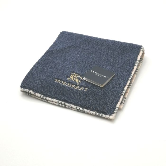 商品情報素材/カラー綿/ネイビー系※裏面はガーゼタイプとなります。サイズ/寸法縦x横…約26x26（センチ）※多少の誤差はご了承下さいませ。ランクN下記をご参照くださいませ。商品説明※未使用品のみの販売となりますが、納品時の折り畳み方がそれぞれ異なります。納品時の状態での発送となり、畳みシワがありますことをご理解、ご了承の程、宜しくお願い致します。※付属品はつきません。ご了承くださいませ。※パイル割れがありますが問題なくご使用いただけます。注意※洗濯は、お近くのクリーニング専門店を推奨します。※当店は、ラッピングサービスは行っておりません。予めご了承くださいませ。※配送日時指定はできません。●お急ぎの場合は、宅急便（別途送料がかかります）も受け付けております。●代金引換も承っております。（別途、送料と代金引換手数料がかかります）※ご購入の前に、お問い合わせ欄より宅急便を希望の旨、ご連絡くださいます様、宜しくお願い致します。会社概要の、返品・中古品に関しましてを必ずご確認頂き、ご注文頂きます様、お願い致します。ランク表N…未使用品S…数回程度の使用で、汚れ等がない極美品SA…使用感・汚れが少なく、綺麗なお品A…使用感・汚れ・小キズは若干ありますが、状態良好なお品AB…多少、使用感・汚れはありますが、通常使用には問題ないお品B…使用感・汚れはありますが、通常使用には問題ないお品BC…使用感が多くみられる商品ですが、ご使用には問題の無いお品C…かなり使用感・汚れがあり、場合によっては、お直しが必要なお品J…難有のお品（ジャンク品）当店でのお買物でSPUトータルP10倍メール便対応OK【売れ筋】【未使用ハンカチ】BURBERRYバーバリータオルハンカチ【ネイビー系】 バーバリーのハンカチも続々展開中♪ 大人気ブランド♪バーバリー ベース濃紺系です。シンプルデザイン(^^)/※裏面はガーゼタイプとなります。※パイル割れがありますが問題なくご使用いただけます。このご時世、衛生面においても気になりますよね…1枚あれば、エアタオル、ペーパータオルの使用に抵抗ある方や、応急用マスクとして口に当てることにも抵抗なし(^^)/このご時世ならではの必須アイテムの一つ( ｀ー´)ノこの機会に是非どうぞ(^O^)／※未使用品のみの販売となりますが、納品時の折り畳み方がそれぞれ異なります。納品時の状態での発送となり、畳みシワがありますことをご理解、ご了承の程、宜しくお願い致します。※付属品はつきません。ご了承くださいませ。 シンプルデザイン(*^^*) 濃紺カラー(^^)/ 安心の日本製です バーバリー好きな方 デザインにこだわりのある方 紺系をお探しの方 ご来店、誠に有難うございます。服飾雑貨リスト　店長高橋です。10月…去年の季節外れの暑さは何だったんでしょうか…朝晩はかなり冷え込み、毛布をかけないとさすがに寒いです…日々の体調管理は徹底しなければなりませんね(^^;)日本を支えるビジネスマンの皆さま、日々の激務、本当にお疲れ様です ^^) _旦~~さて、ほとんどの企業様はクールビズ終了で、移行期間に入るかと思います。ブランド品は（ネクタイもそうですが…）価格がかなり上がってる印象です。ネクタイの準備はできていますか？中古も相場は上がりつつありますが、当店はなんとか価格帯を維持しつつ様々なブランドを取り扱っていきたいと思います。中古品は基本1点ものです。見つけた時が買い時♪ぜひ一度ご覧下さいませ。ちょこっとPR(*^^)v楽天トップページ検索窓より、【中古ネクタイ】と入力（【】スペース不要）すれば、当店のネクタイがズラッと出ます(^^)/ 3日〜7日以内にお届け1