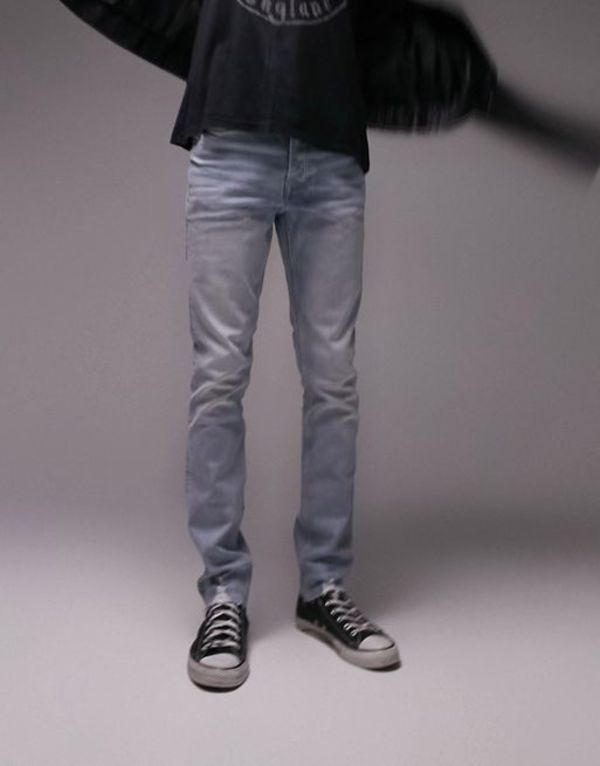 【送料無料】 トップマン メンズ デニムパンツ ボトムス Topman raw hem stretch skinny jeans in bleach Bleach