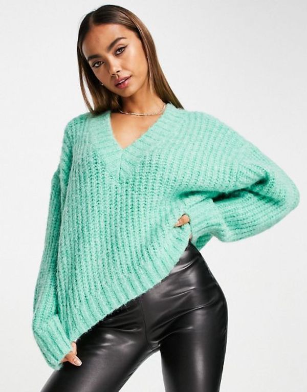 【送料無料】 エイソス レディース カーディガン アウター ASOS DESIGN premium chunky V neck oversized sweater in fluffy yarn in green Green