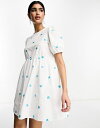 【送料無料】 ワイエーエス レディース ワンピース トップス Y.A.S smock mini dress with embroidered blue flowers in white WHITE W..