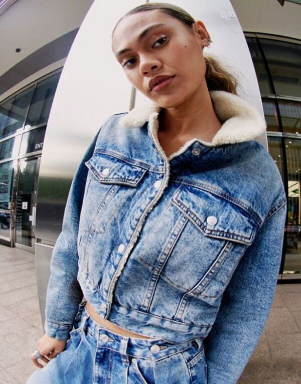 【送料無料】 エイソス レディース ジャケット・ブルゾン アウター ASOS DESIGN cropped denim borg jacket in midwash blue Mid blue