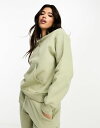 yz `FV[sA fB[X p[J[EXEFbg AE^[ Chelsea Peers oversized sweatshirt in sage green Sage