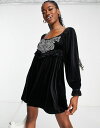 yz ~XZttbW fB[X s[X gbvX Miss Selfridge cutwork velvet smock dress in black Black