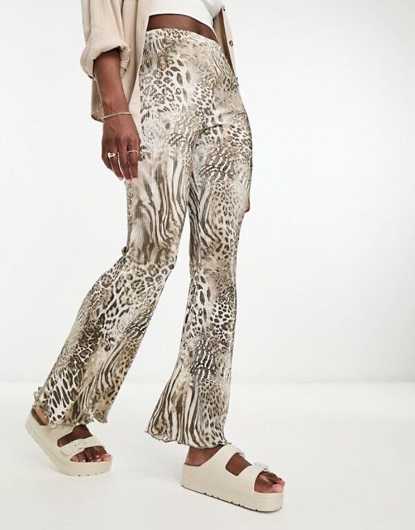 【送料無料】 エイソス レディース カジュアルパンツ ボトムス ASOS DESIGN plisse flare pants in mixed animal print Mixed animal print