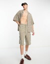 【送料無料】 コルージョン メンズ ハーフパンツ ショーツ ボトムス COLLUSION festival textured baggy skater short in stone plaid - part of a set STONE