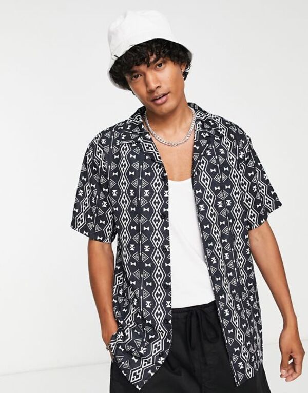 【送料無料】 リキュールアンドポーカー メンズ シャツ トップス Liquor N Poker short sleeve camp collar shirt in black with pattern print - part of a set Black