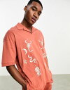 【送料無料】 エイソス メンズ ポロシャツ トップス ASOS DESIGN oversized camp collar polo shirt in tan with front print detail - part of a set RUST