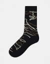 【送料無料】 エイソス メンズ 靴下 アンダーウェア ASOS DESIGN sports socks in black with camo line design Black