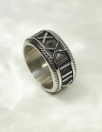 【送料無料】 エイソス メンズ リング アクセサリー ASOS DESIGN waterproof stainless steel band ring with embossed Roman numerals in silver tone SILVER