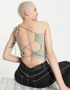 【送料無料】 ウィークデイ レディース シャツ トップス Weekday polyester blend one shoulder backless top in khaki - KHAKI Khaki