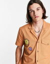  リクレイム ヴィンテージ メンズ シャツ トップス Reclaimed Vintage inspired revere shirt with badges in tan - part of a set TAN