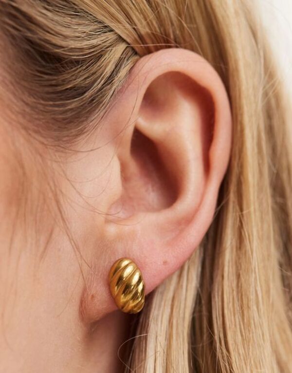 エイソス 【送料無料】 エイソス レディース ピアス・イヤリング アクセサリー ASOS DESIGN waterproof stainless steel stud earrings with ridged curved design in gold tone Gold