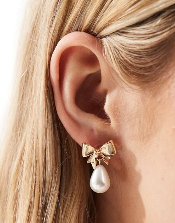 エイソス 【送料無料】 エイソス レディース ピアス・イヤリング アクセサリー ASOS DESIGN earrings with mini bow and faux pearl drop design in gold tone Gold