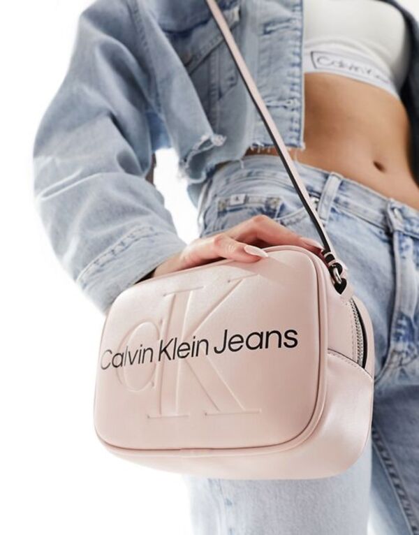 【送料無料】 カルバンクライン レディース ショルダーバッグ バッグ Calvin Klein Jeans sculpted camera bag in light pink Pale Conch