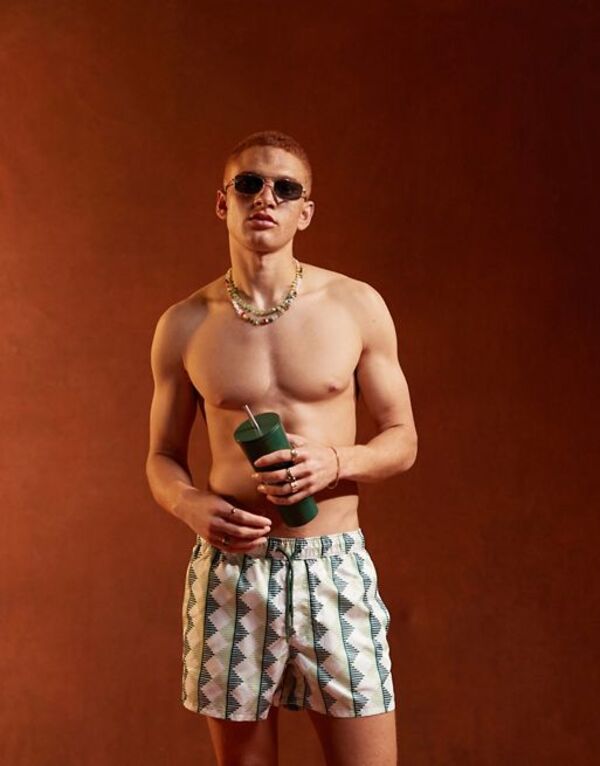 【送料無料】 エイソス メンズ ハーフパンツ・ショーツ 水着 ASOS DESIGN swim shorts in short length in green and ecru geo print GREEN